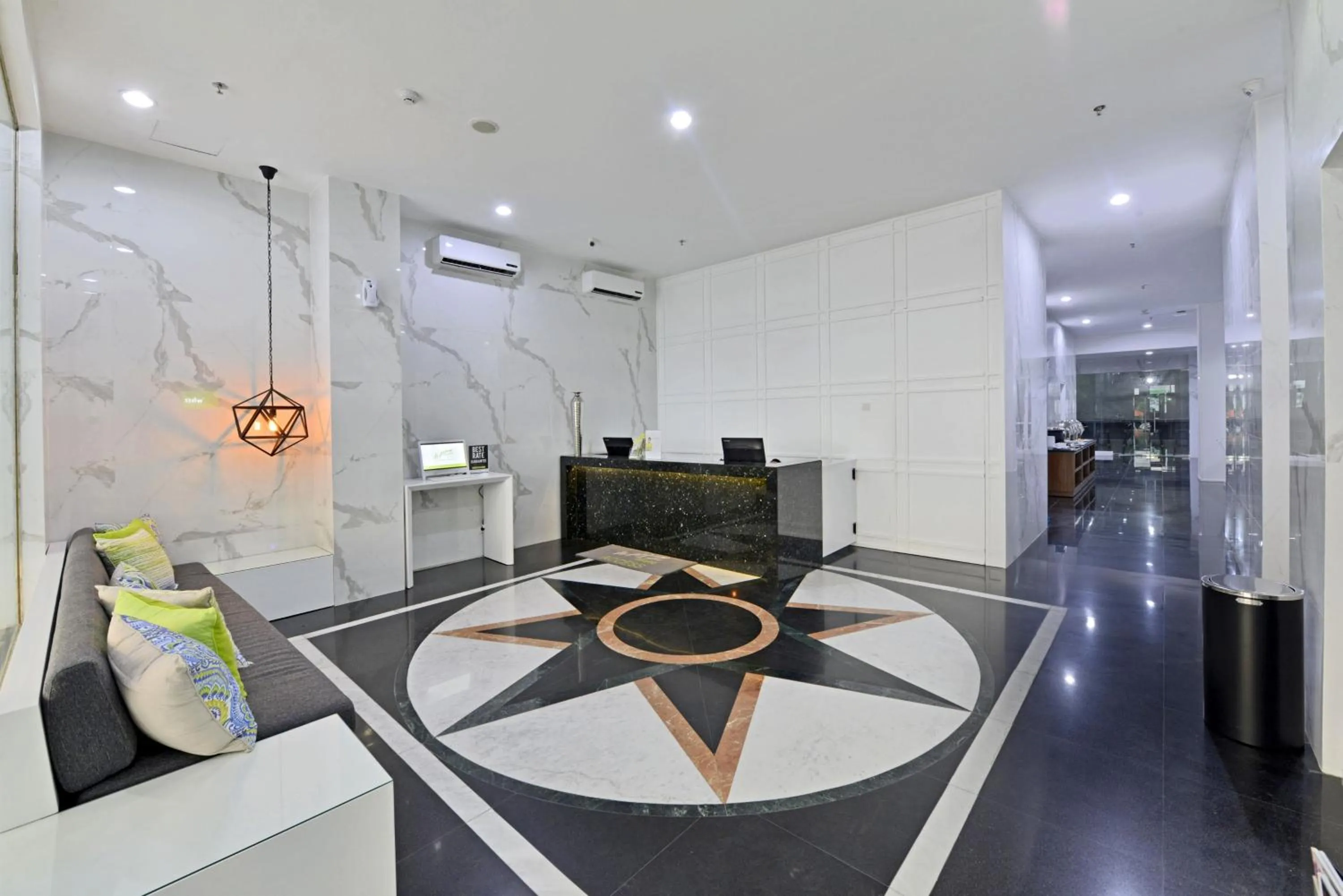 Lobby or reception in Whiz Hotel Falatehan Jakarta