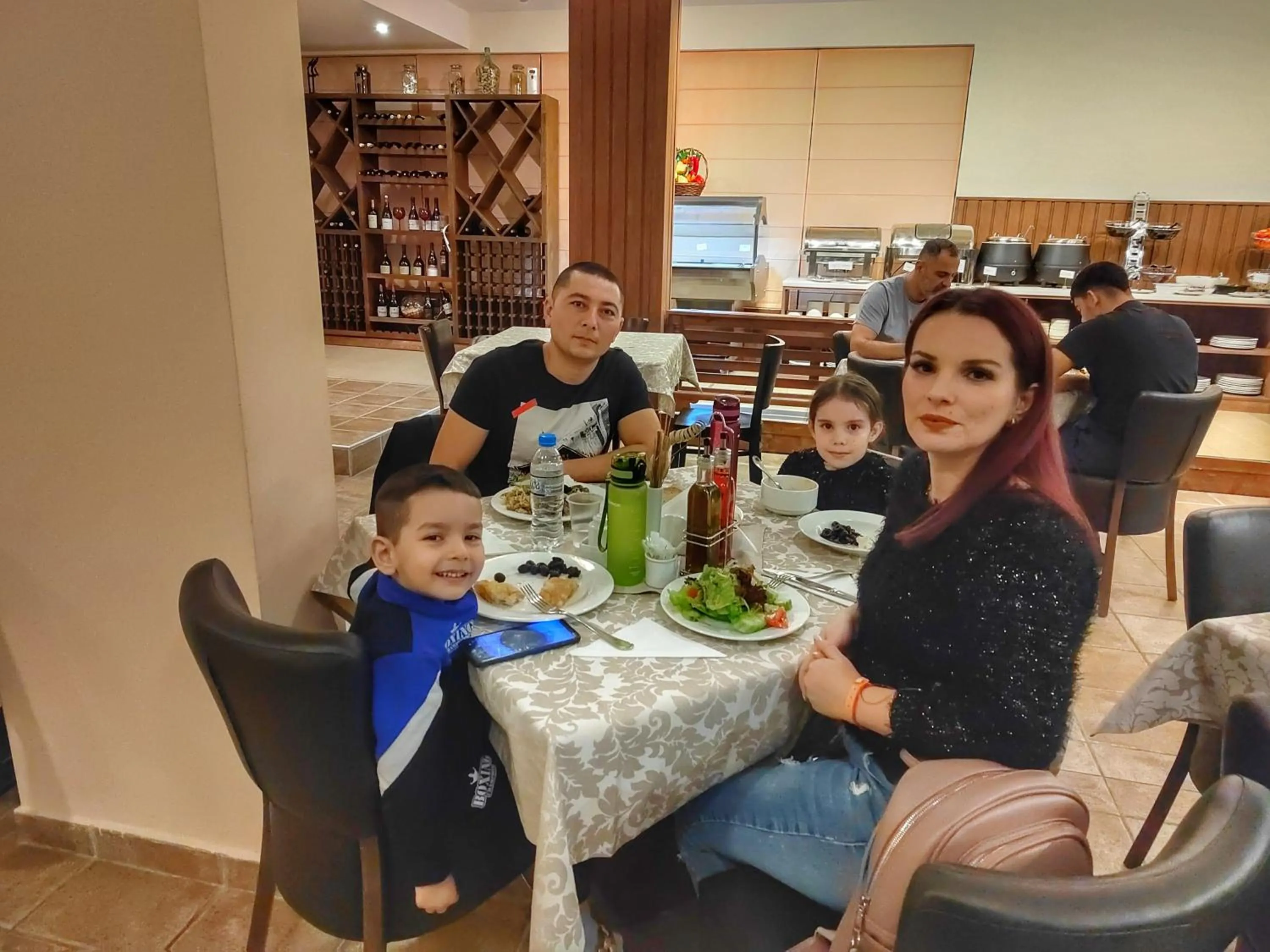 Restaurant/places to eat in Parklands Hotel & Pool