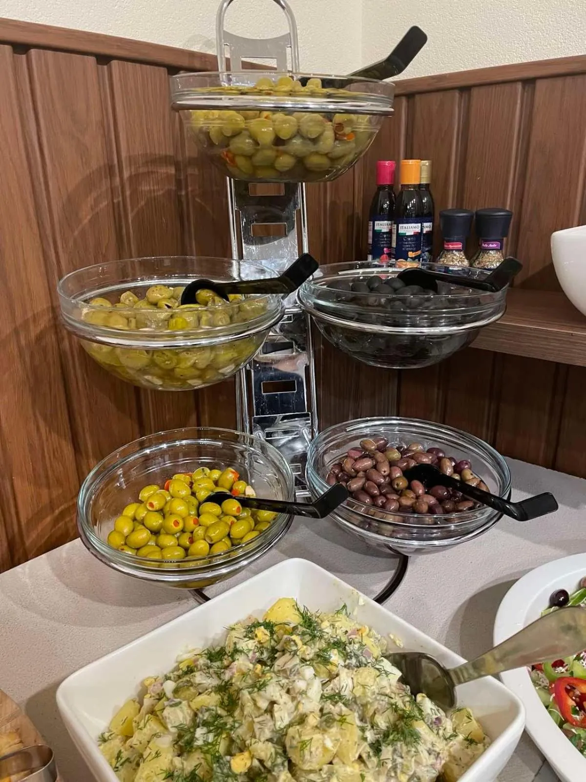 Restaurant/places to eat in Parklands Hotel & Pool