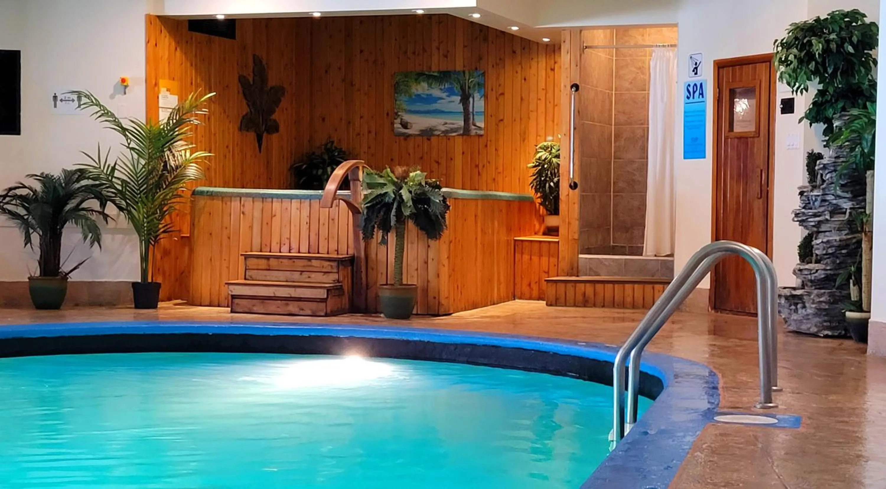 Swimming pool in Hotel et Motel Le Chateauguay
