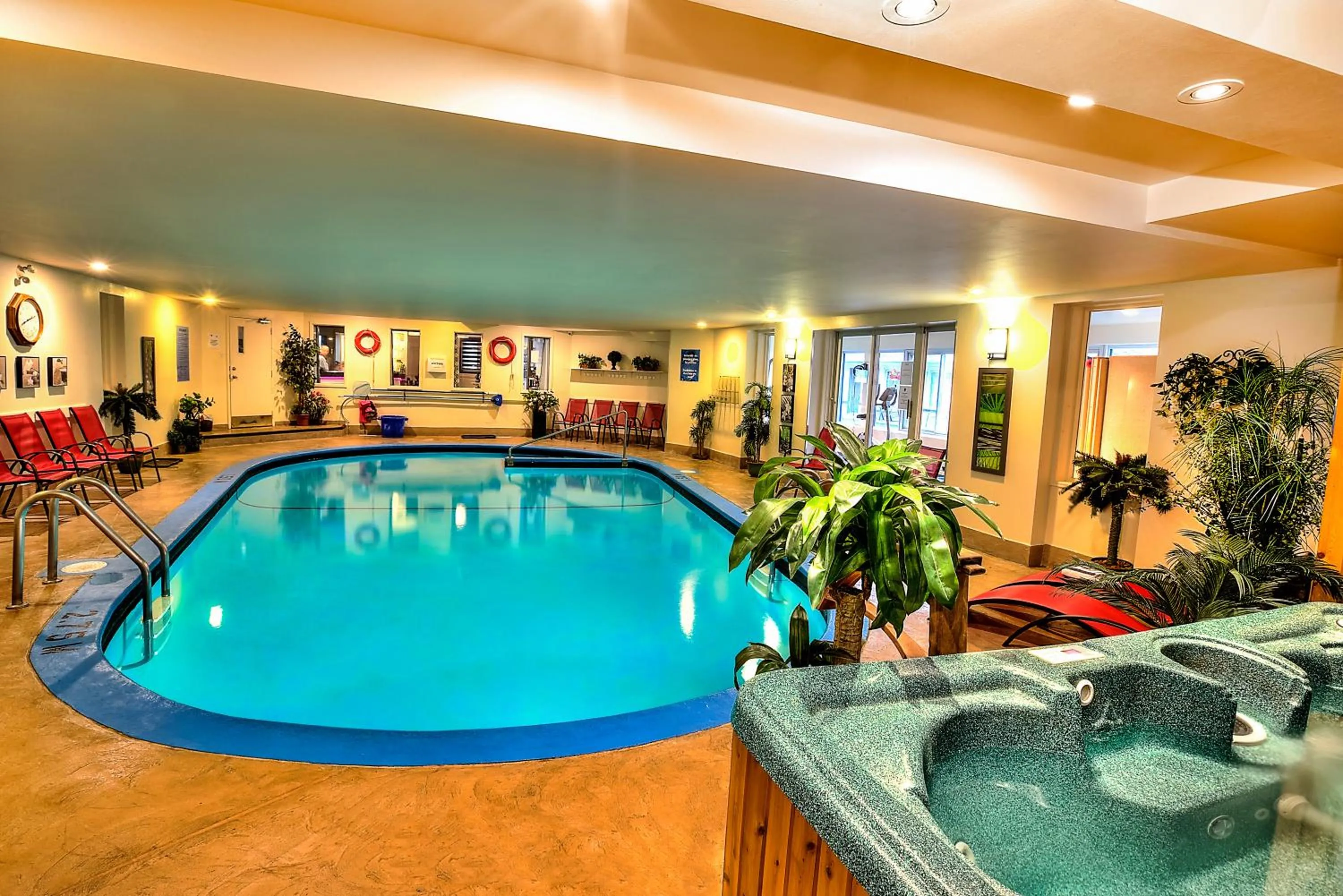 Swimming pool in Hotel et Motel Le Chateauguay