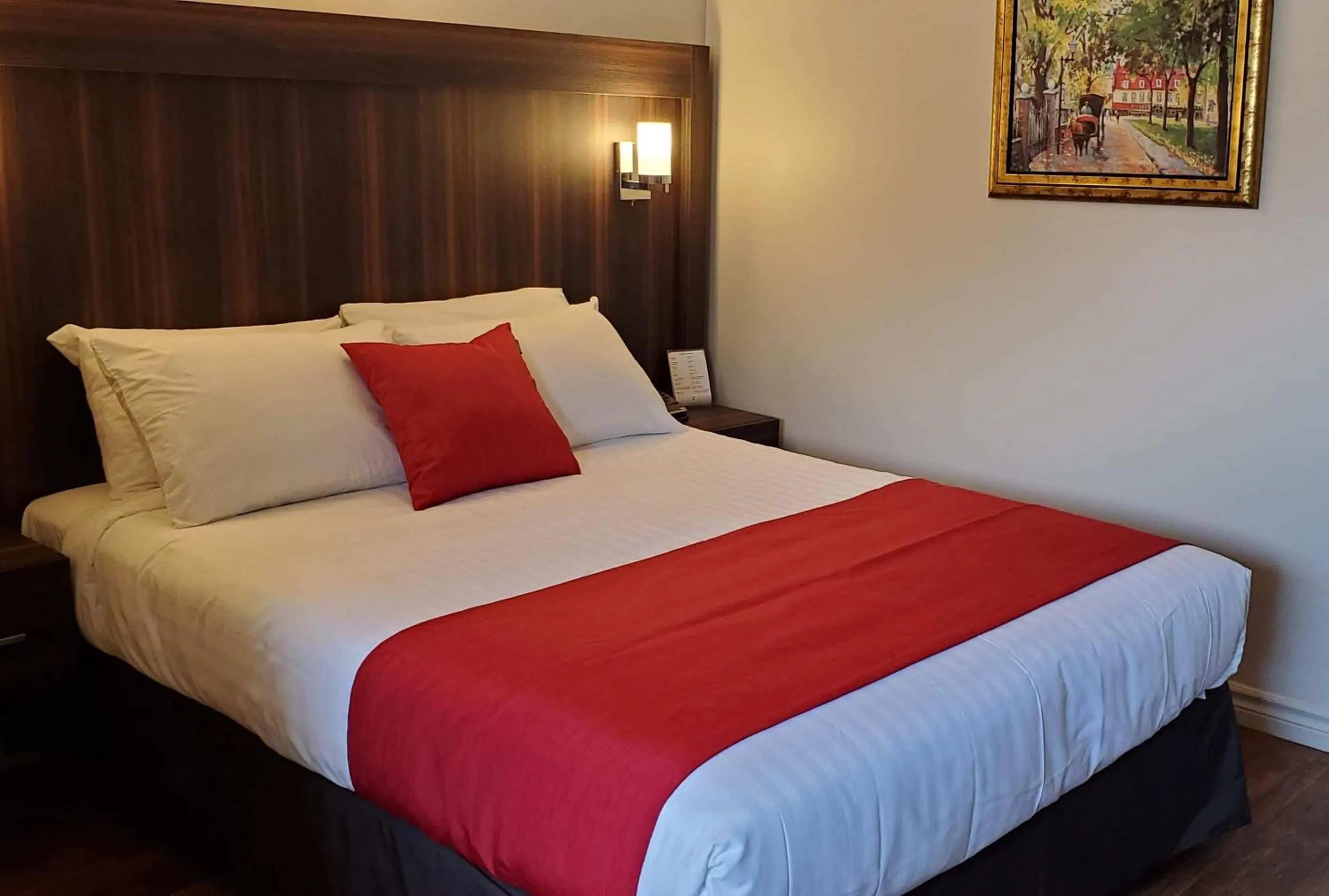 Bedroom, Bed in Hotel et Motel Le Chateauguay