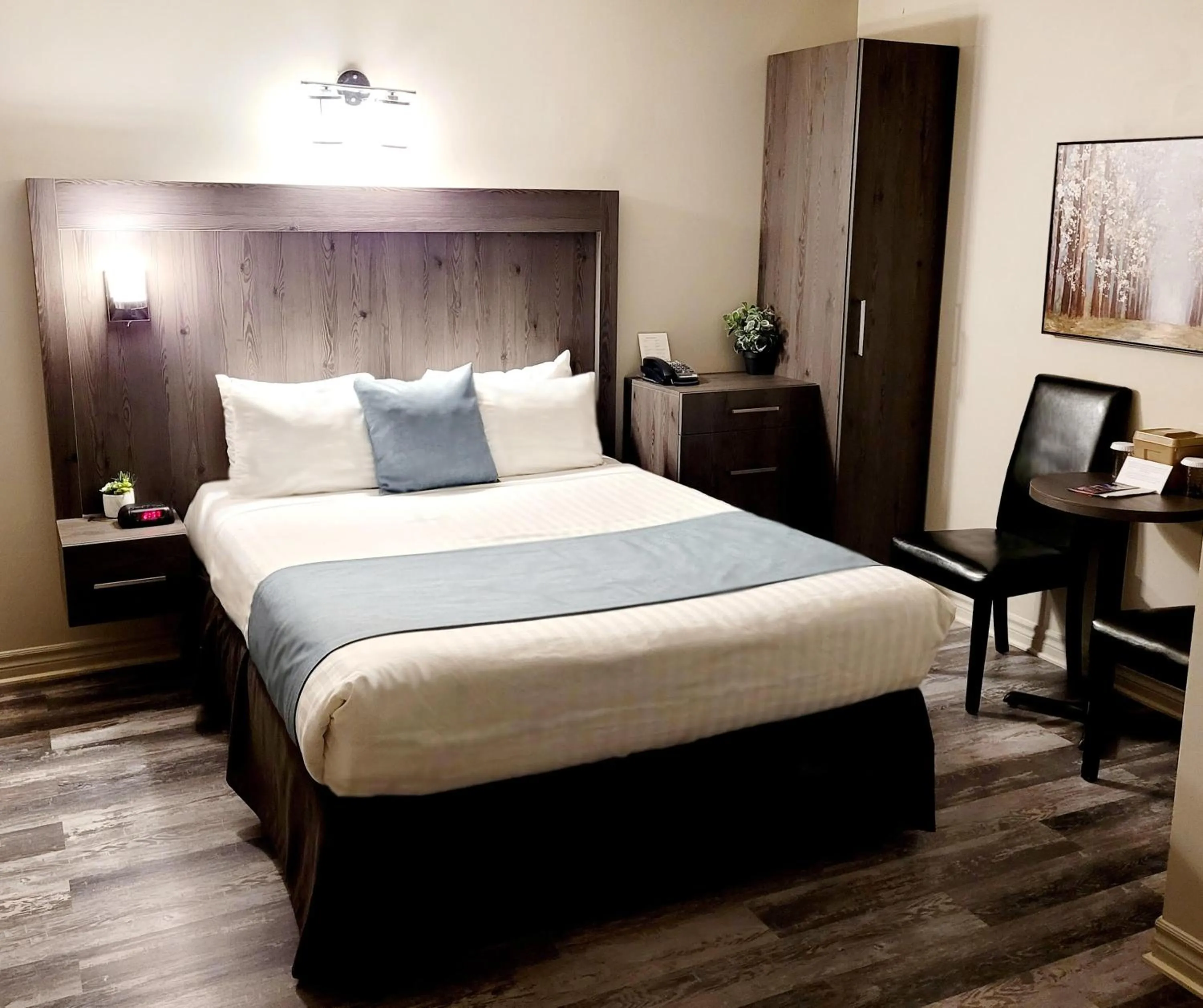 Bedroom, Bed in Hotel et Motel Le Chateauguay