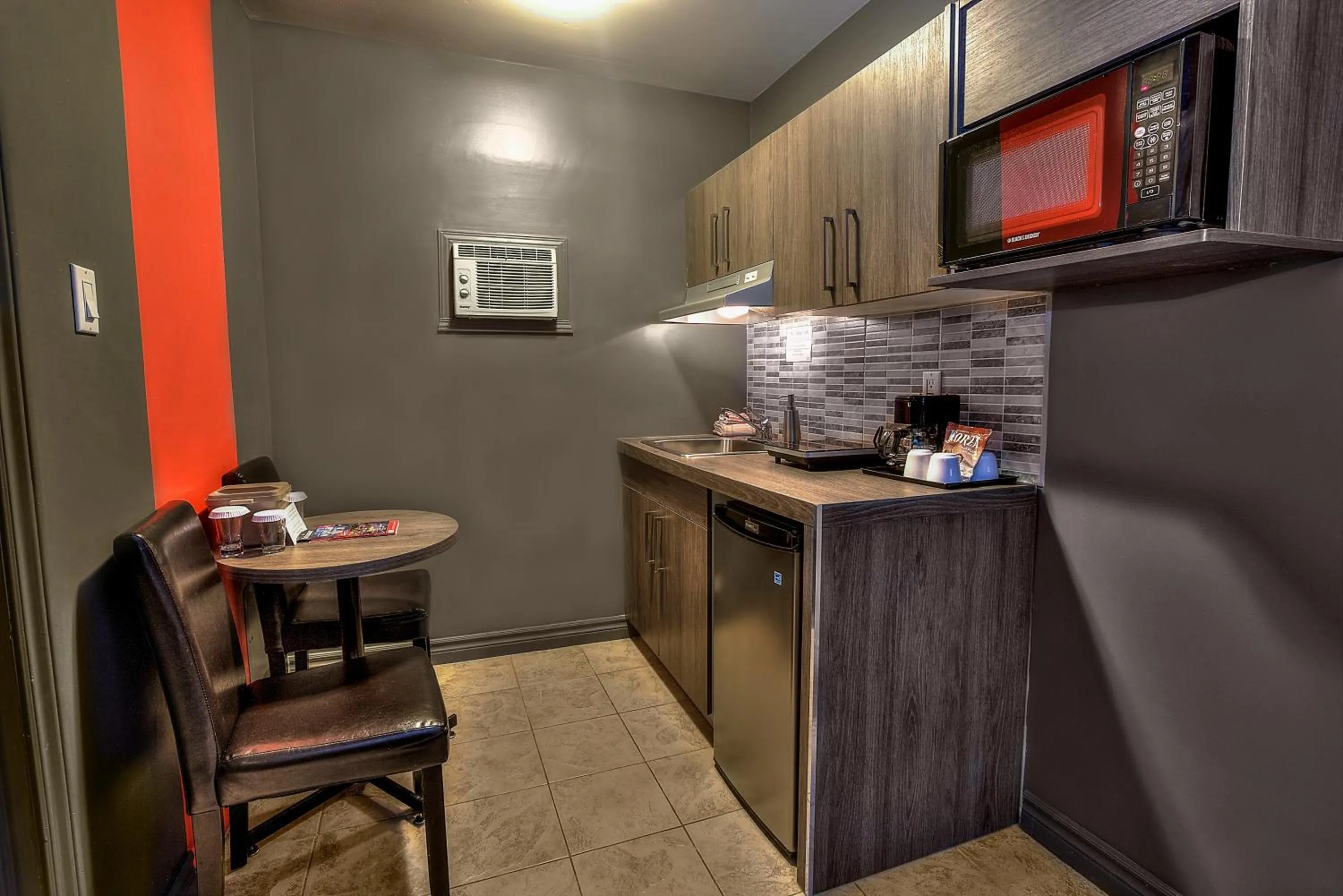 Kitchen or kitchenette in Hotel et Motel Le Chateauguay