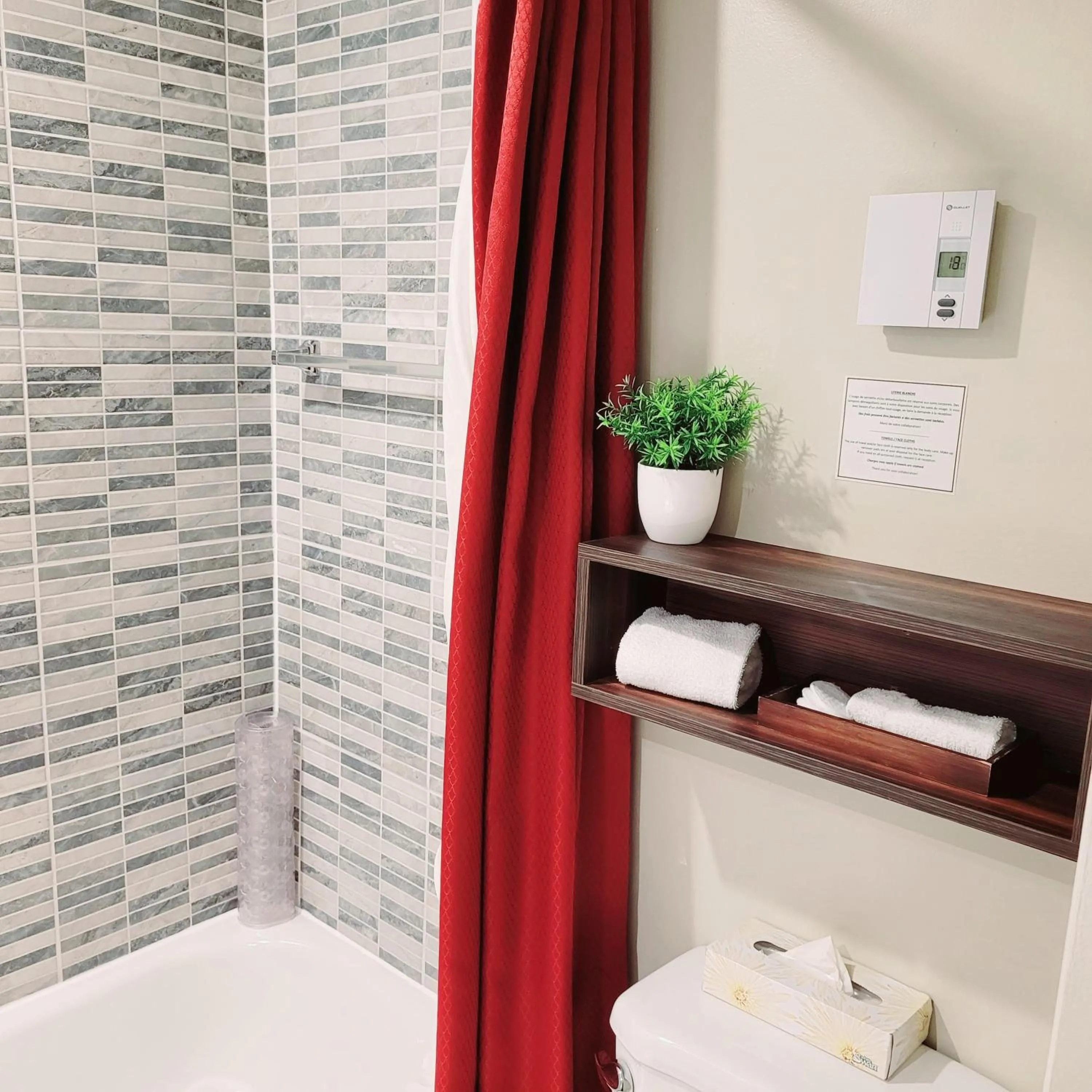 Bathroom in Hotel et Motel Le Chateauguay