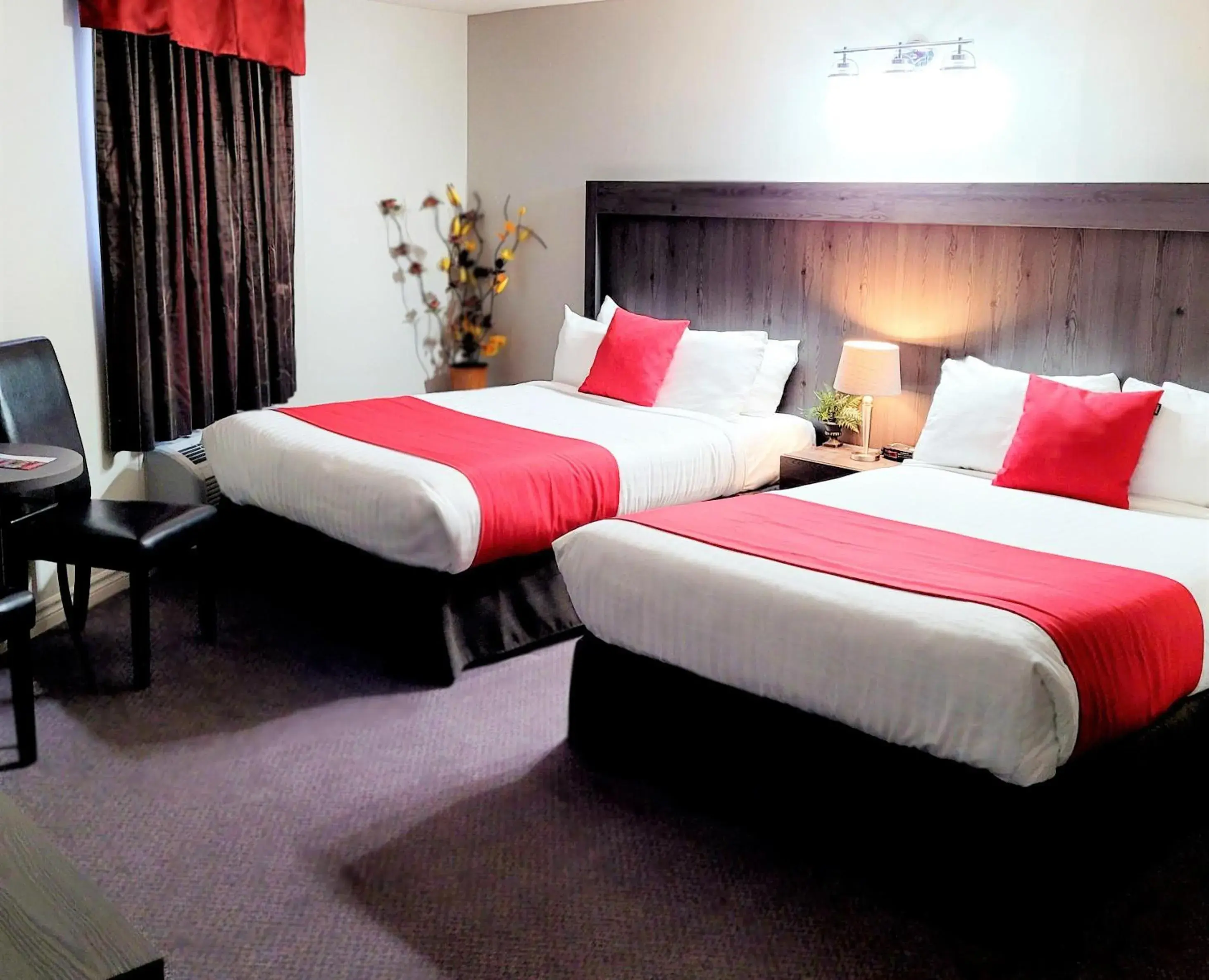 Superior Double Room with Two Double Beds in Hotel et Motel Le Chateauguay Superior Double Room with Two Double Beds in Hotel et Motel Le Chateauguay