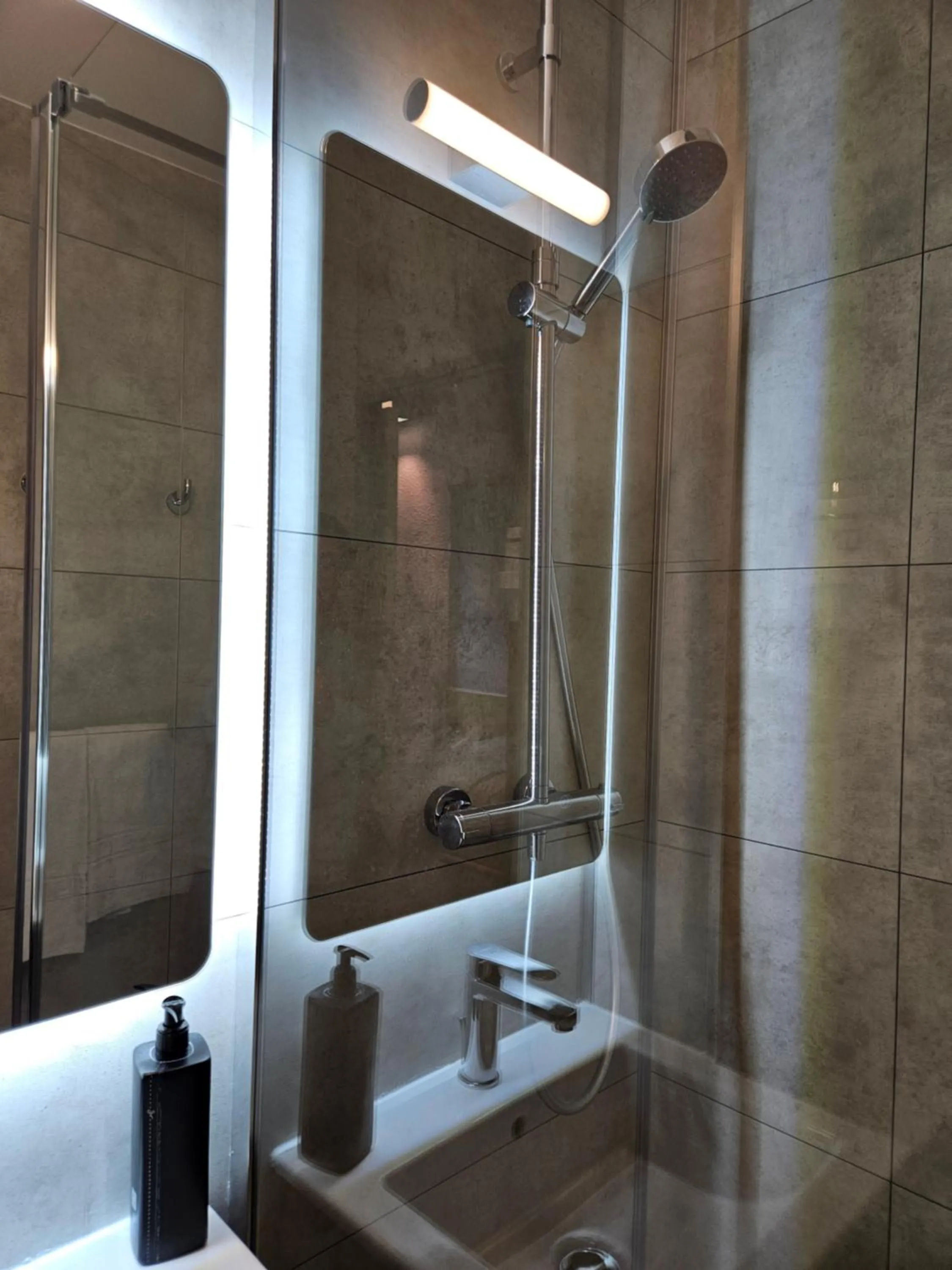 Shower in Hotel Bonanite