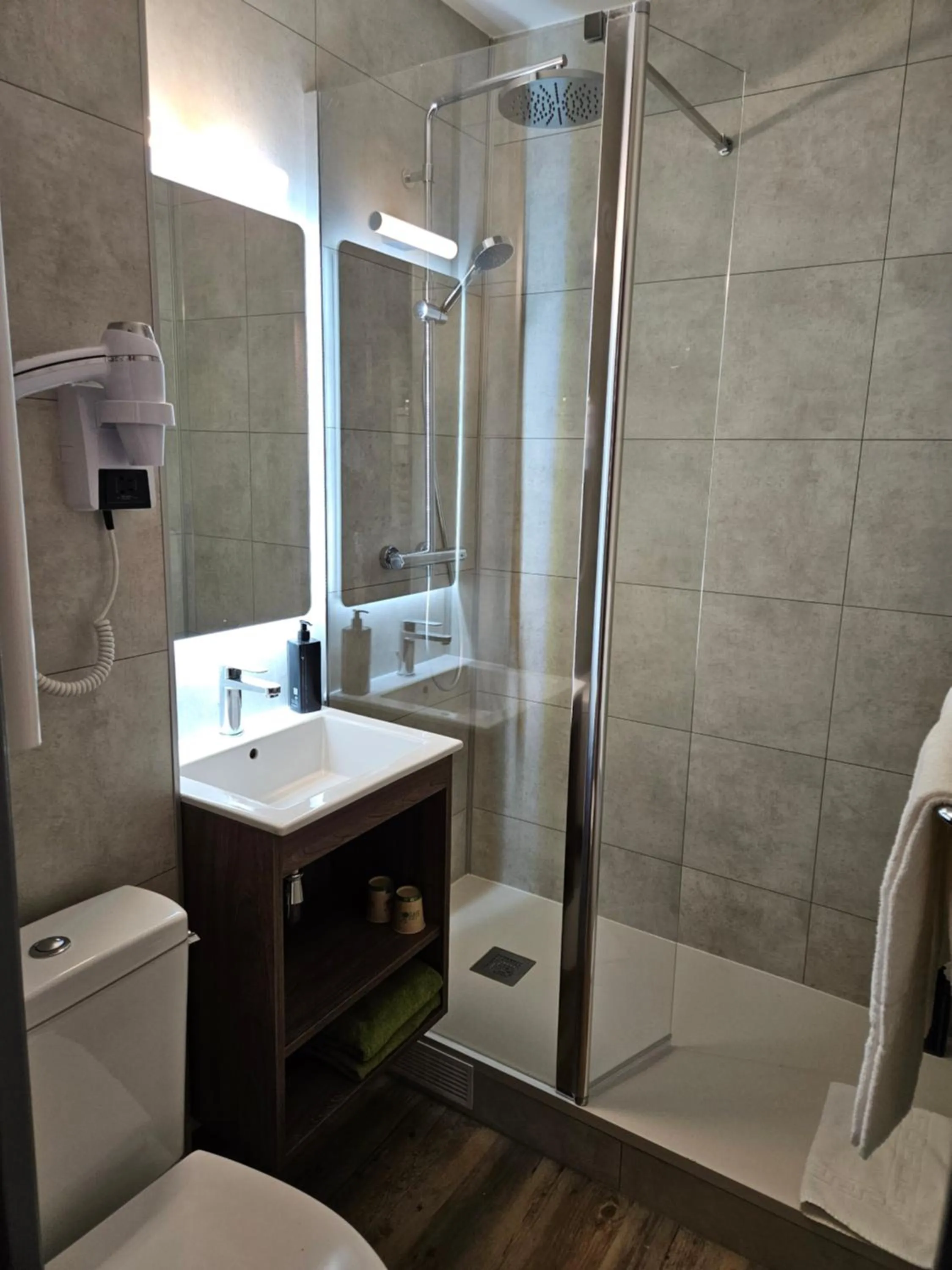 Shower in Hotel Bonanite