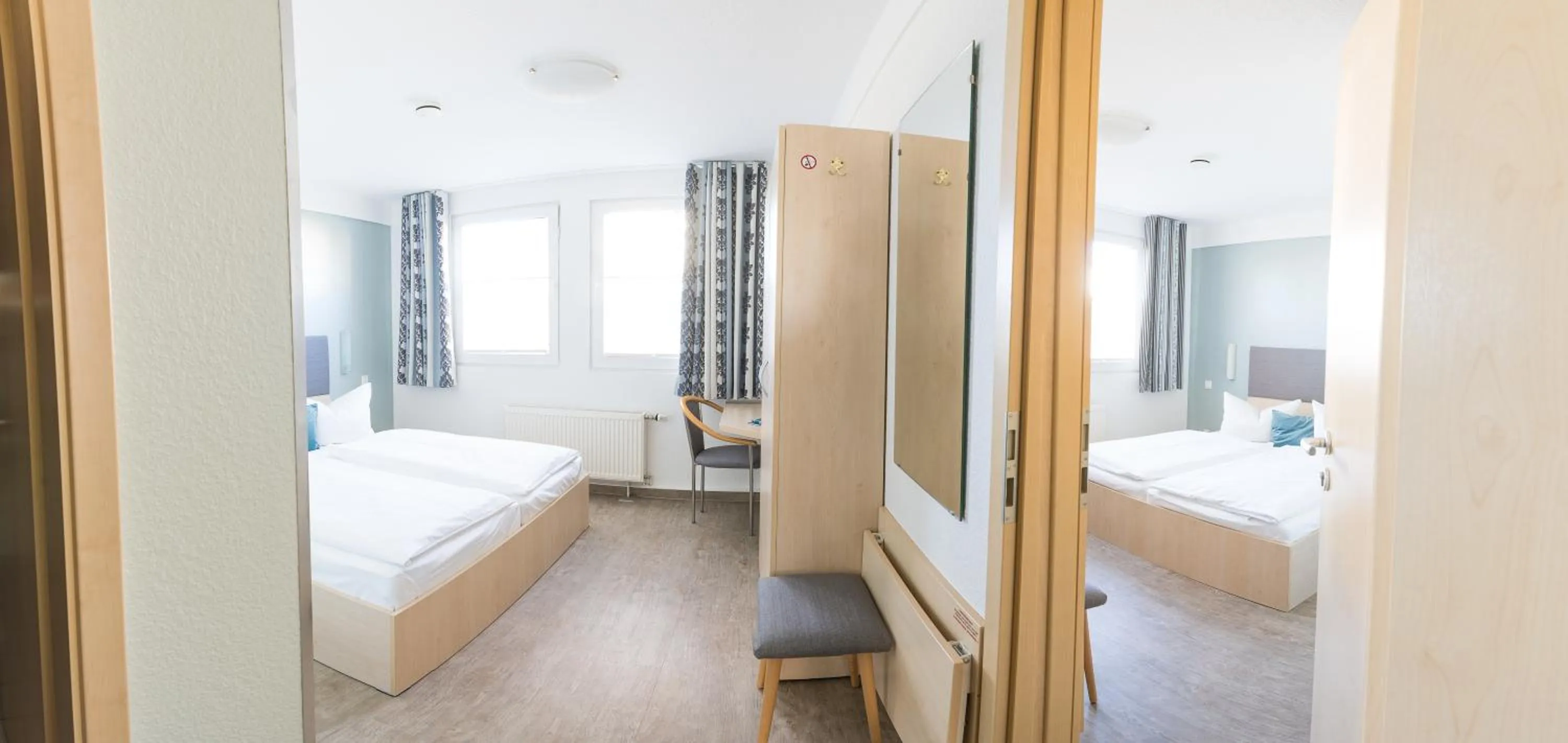 Photo of the whole room, Bed in Rosen-Hotel