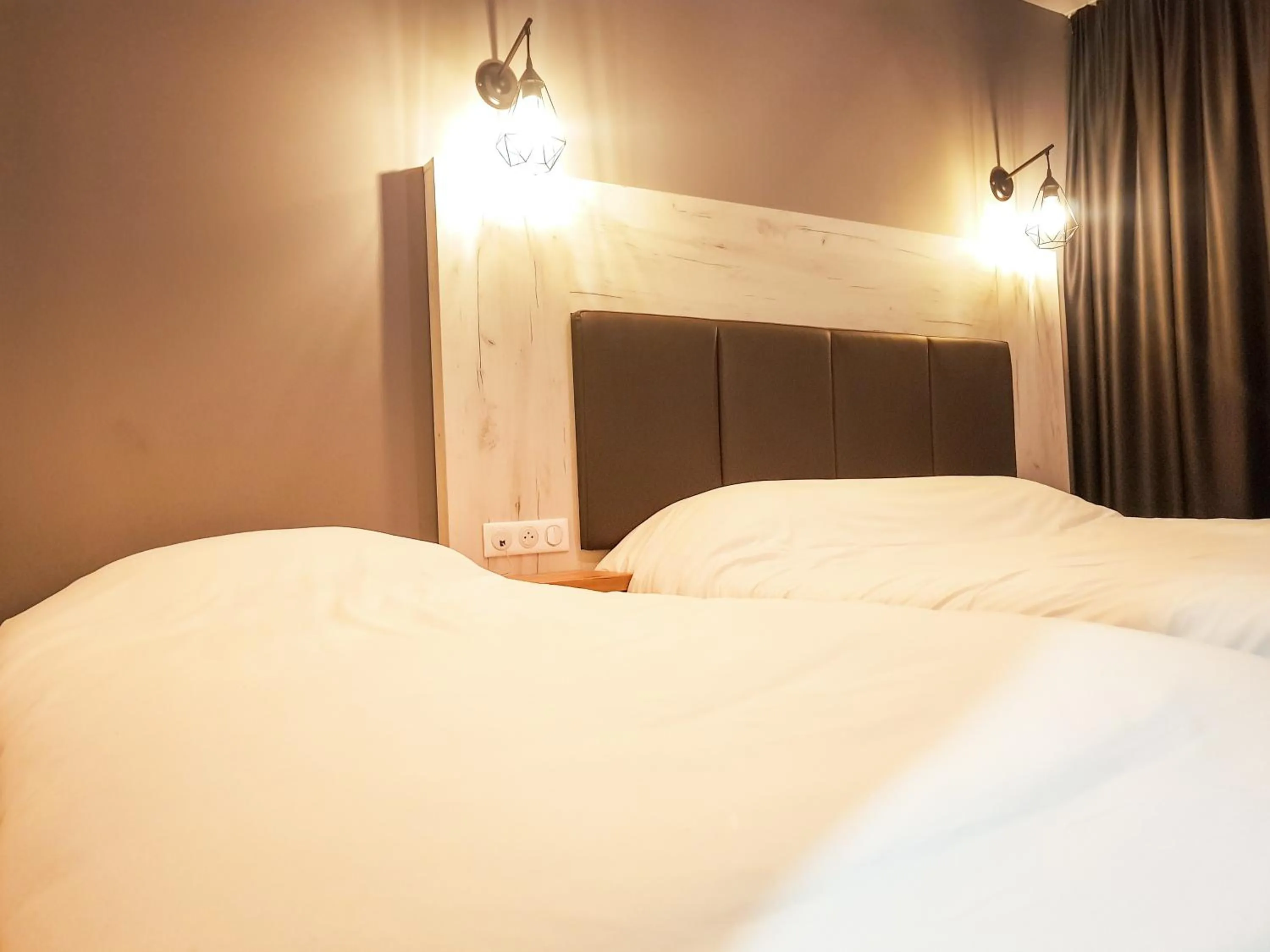 Bed in Logis Clermotel - Hôtel & Restaurant