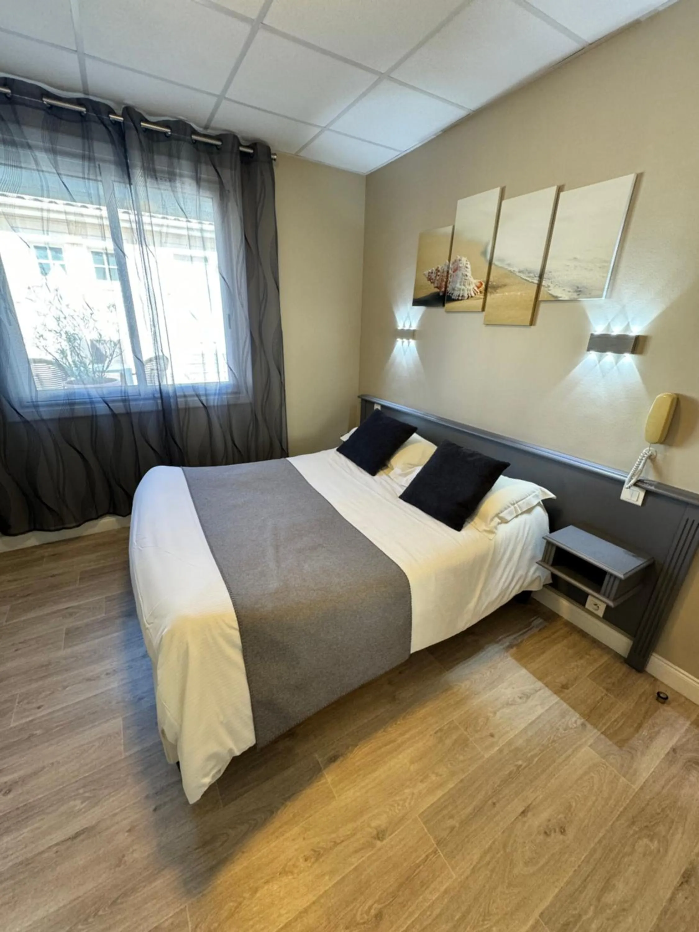 Bedroom, Bed in Logis Hotel Restaurant le Mirador