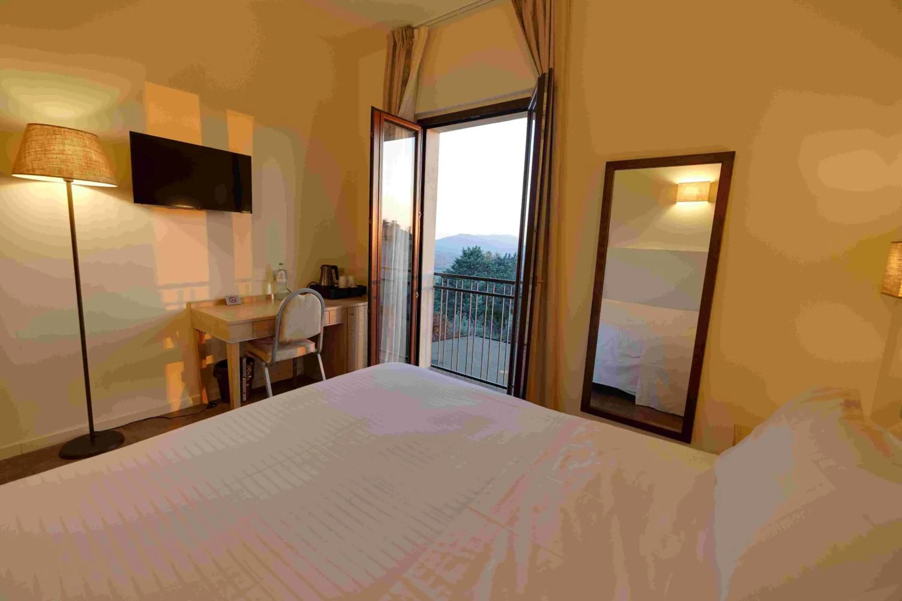 Bedroom, Bed in Fortebraccio