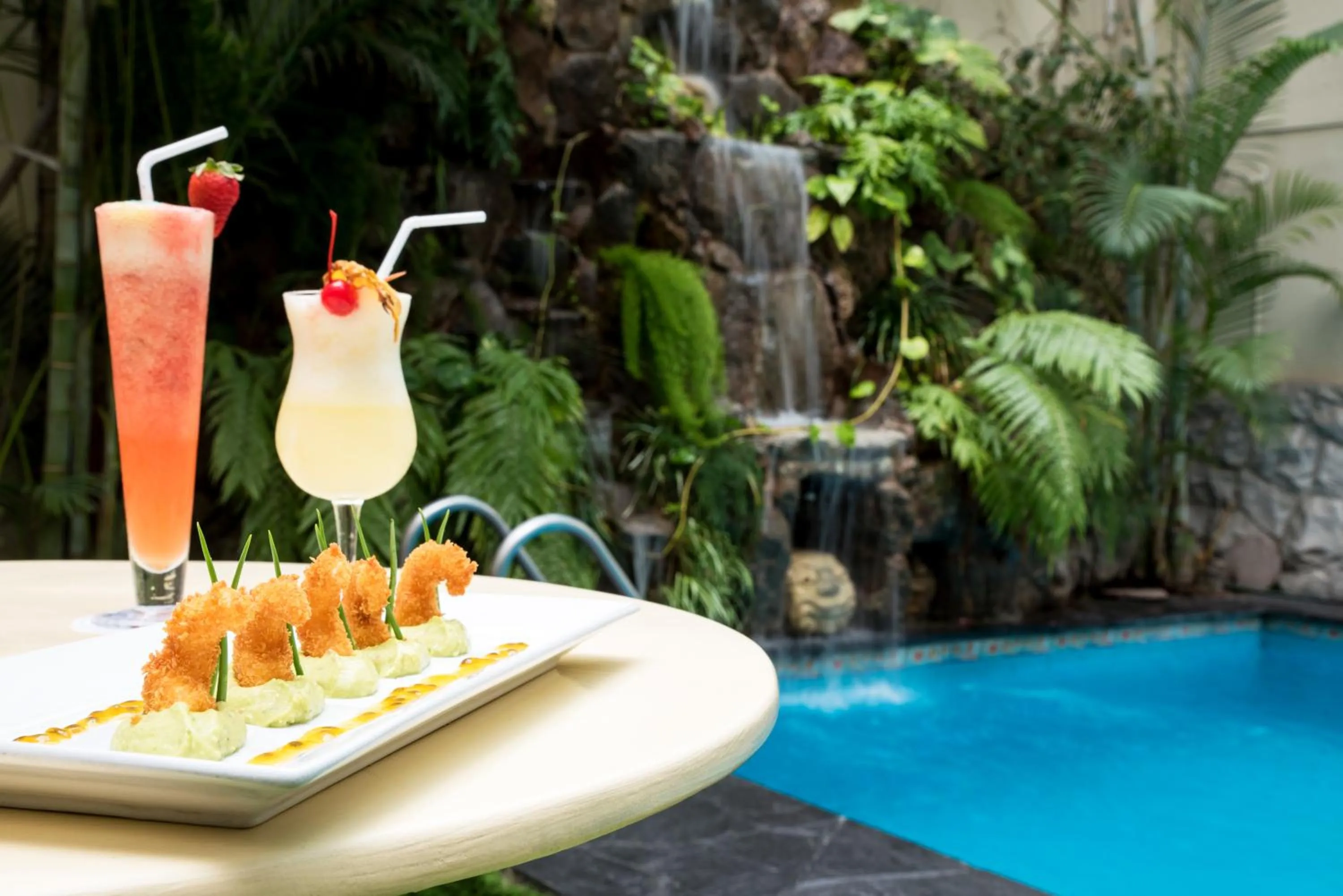 Swimming pool in Inkari Suites Hotel