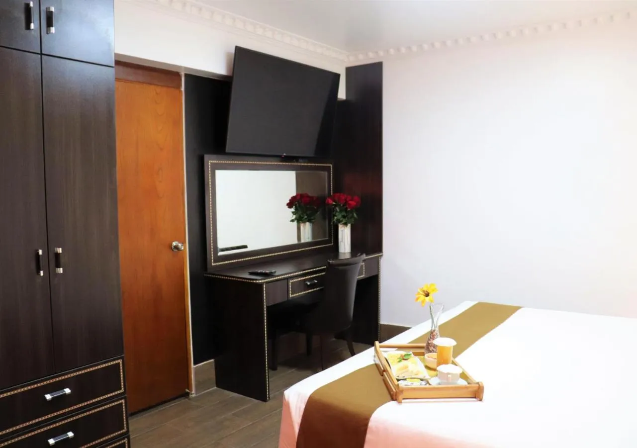 TV and multimedia, Bed in Inkari Suites Hotel