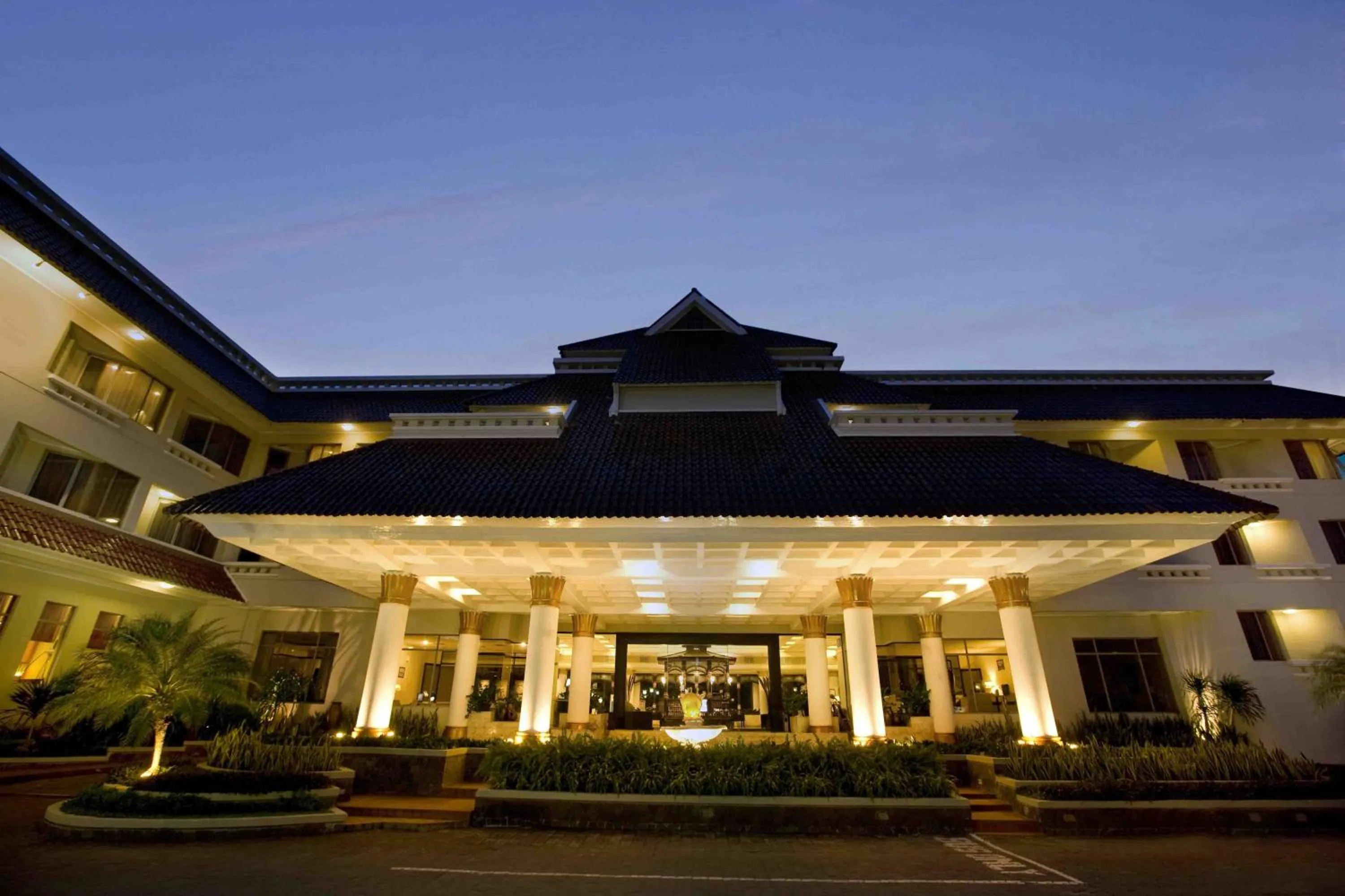 Facade/entrance in Hotel Santika Premiere Jogja