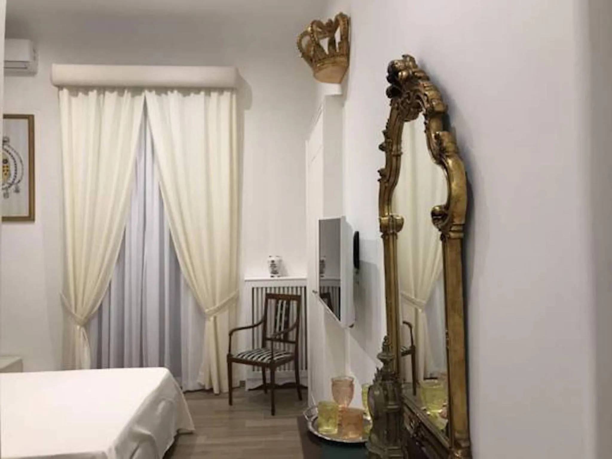 Bedroom, Bed in Royal Gismonda