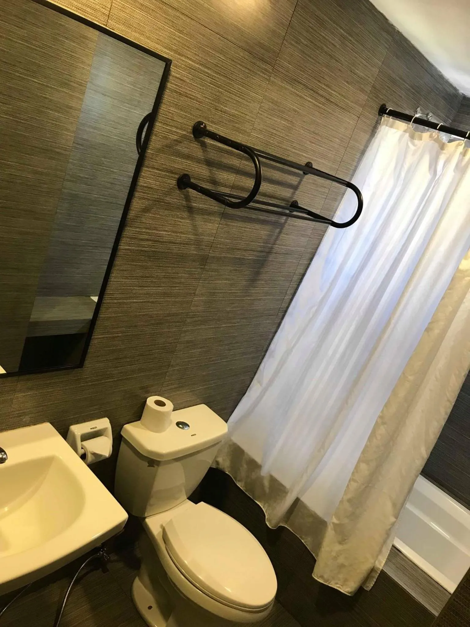 Bathroom in Cebu R Hotel Capitol