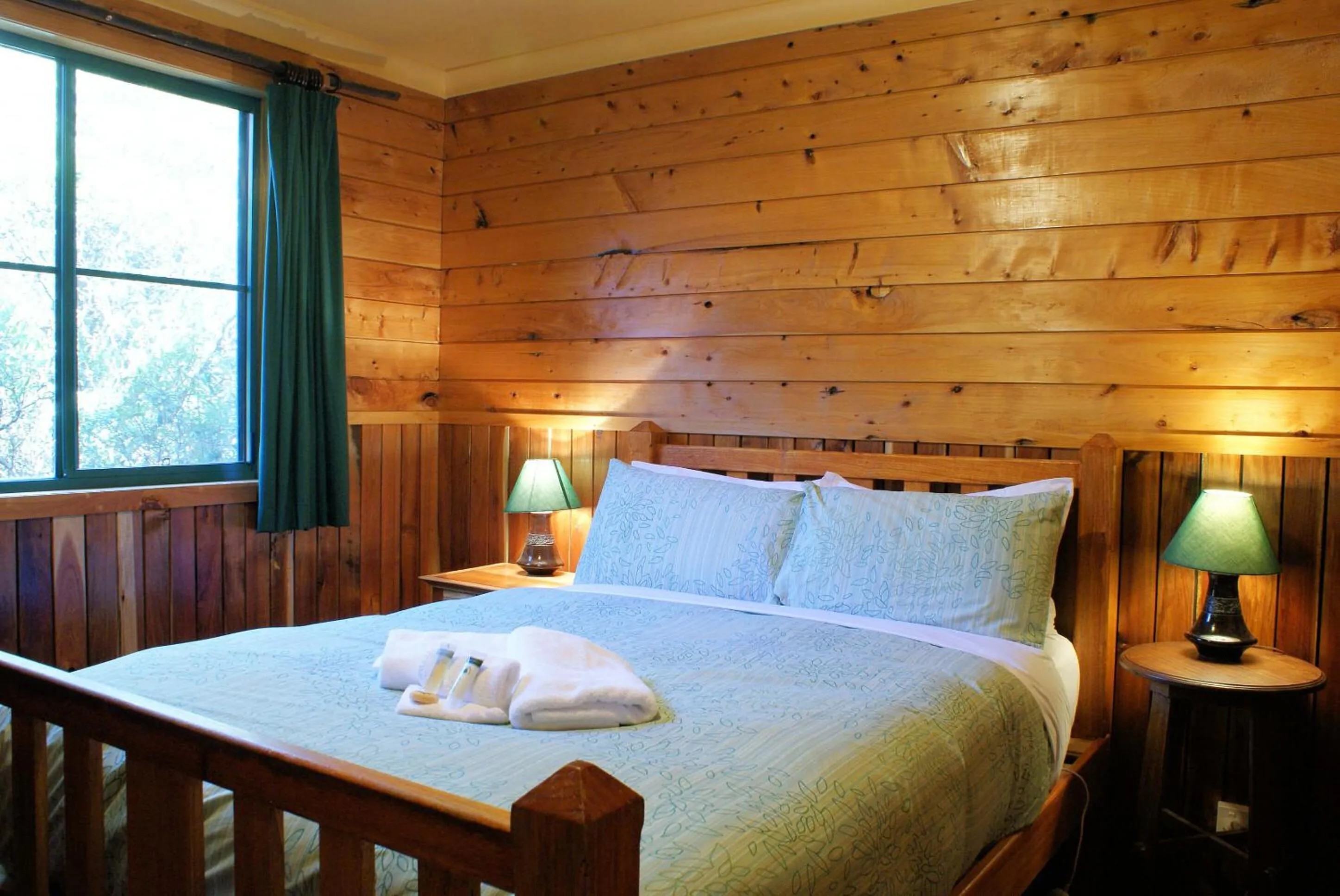 Bedroom, Bed in Cradle Highlander