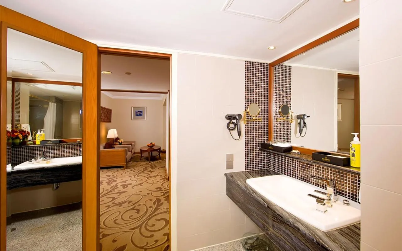 Bathroom, Bed in Xi'an Dajing Castle Hotel Bell Tower & YONGNING Gate
