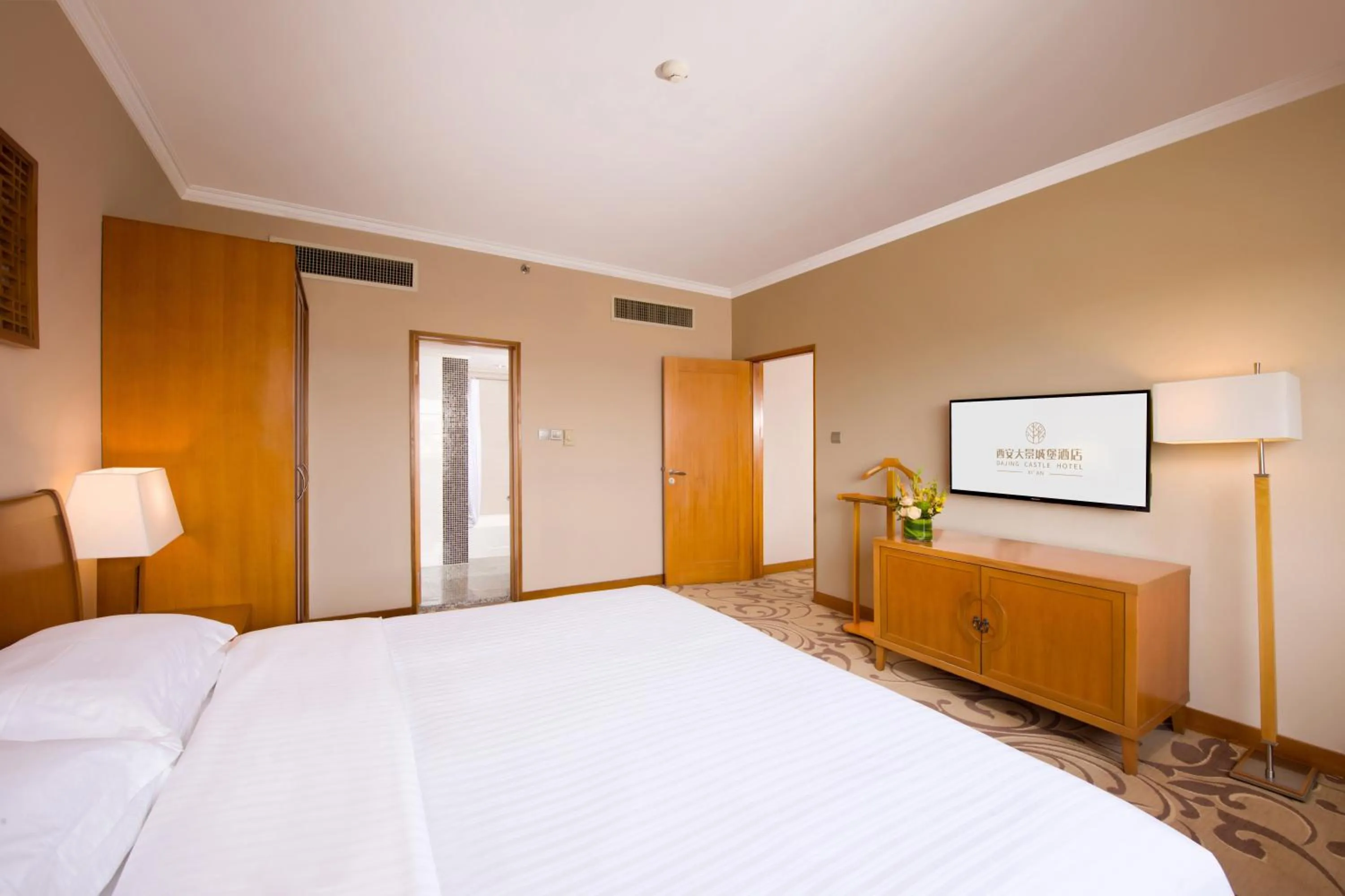 Photo of the whole room, Bed in Xi'an Dajing Castle Hotel Bell Tower & YONGNING Gate