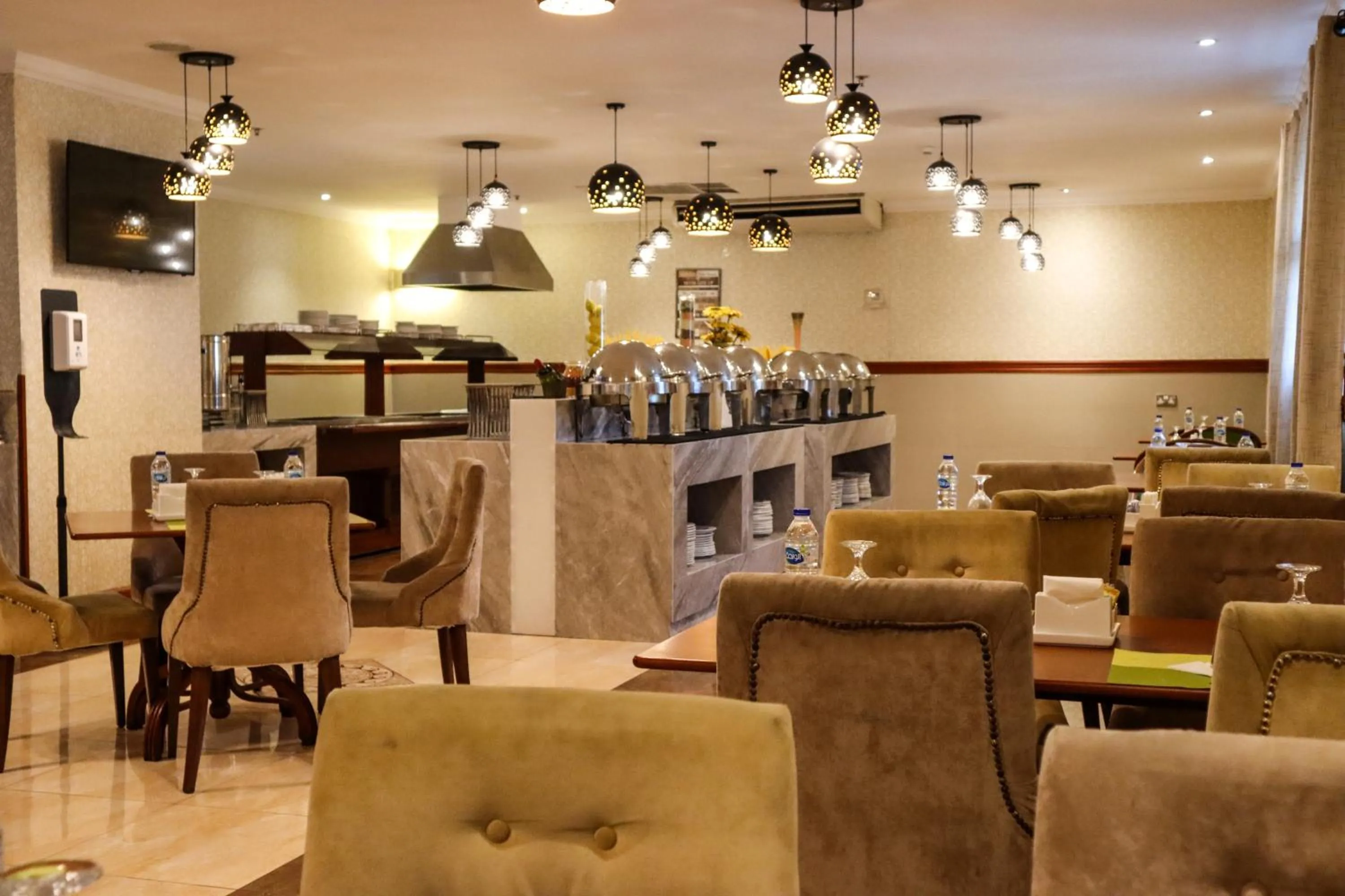 Restaurant/places to eat in Vision Imperial Hotel Formerly Excelsior Hotel Downtown