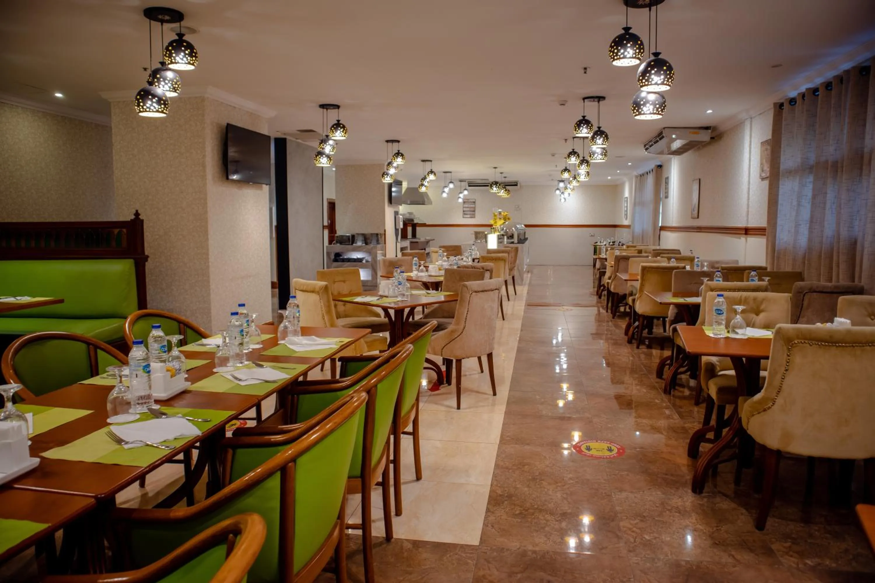 Restaurant/places to eat in Vision Imperial Hotel Formerly Excelsior Hotel Downtown