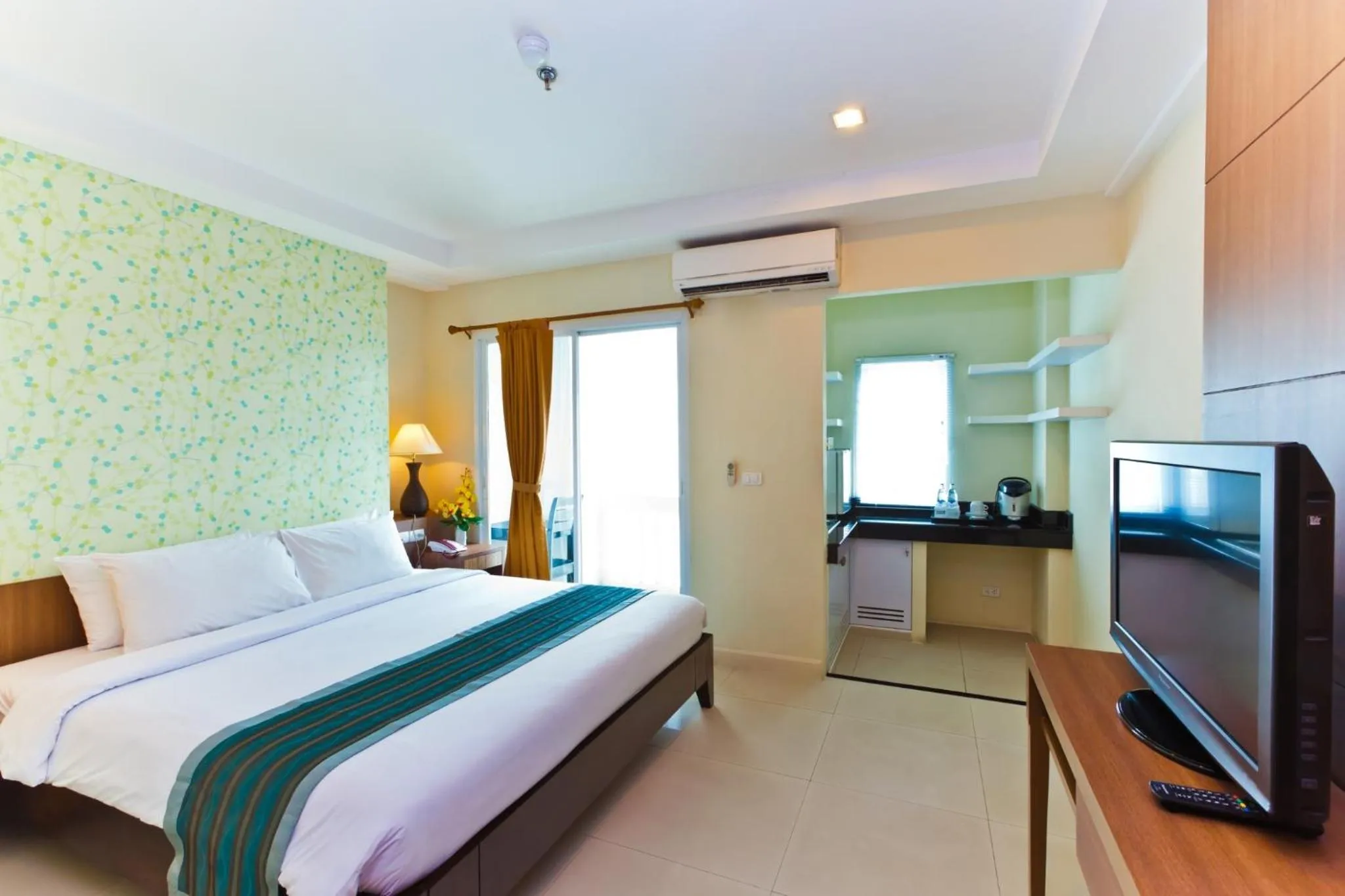 Photo of the whole room, Bed in Sunday Platinum Suites