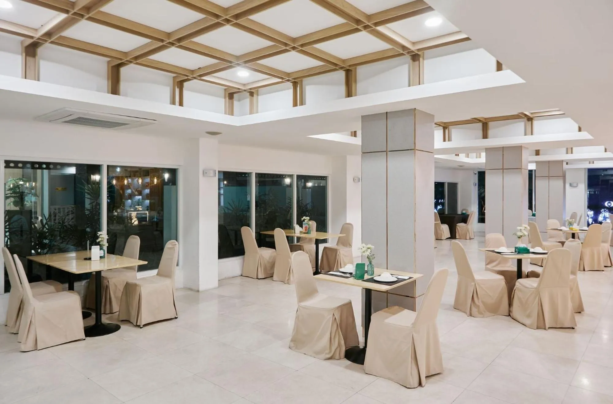 Restaurant/places to eat in Sunday Platinum Suites