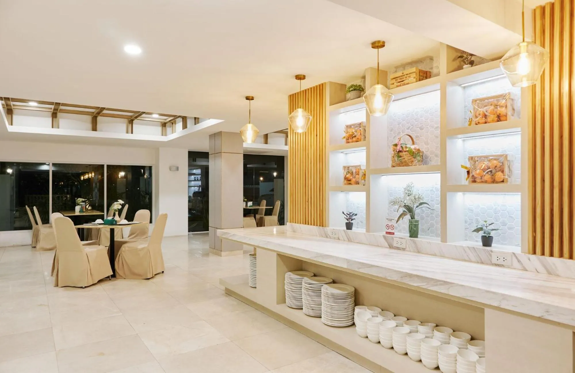 Restaurant/places to eat in Sunday Platinum Suites