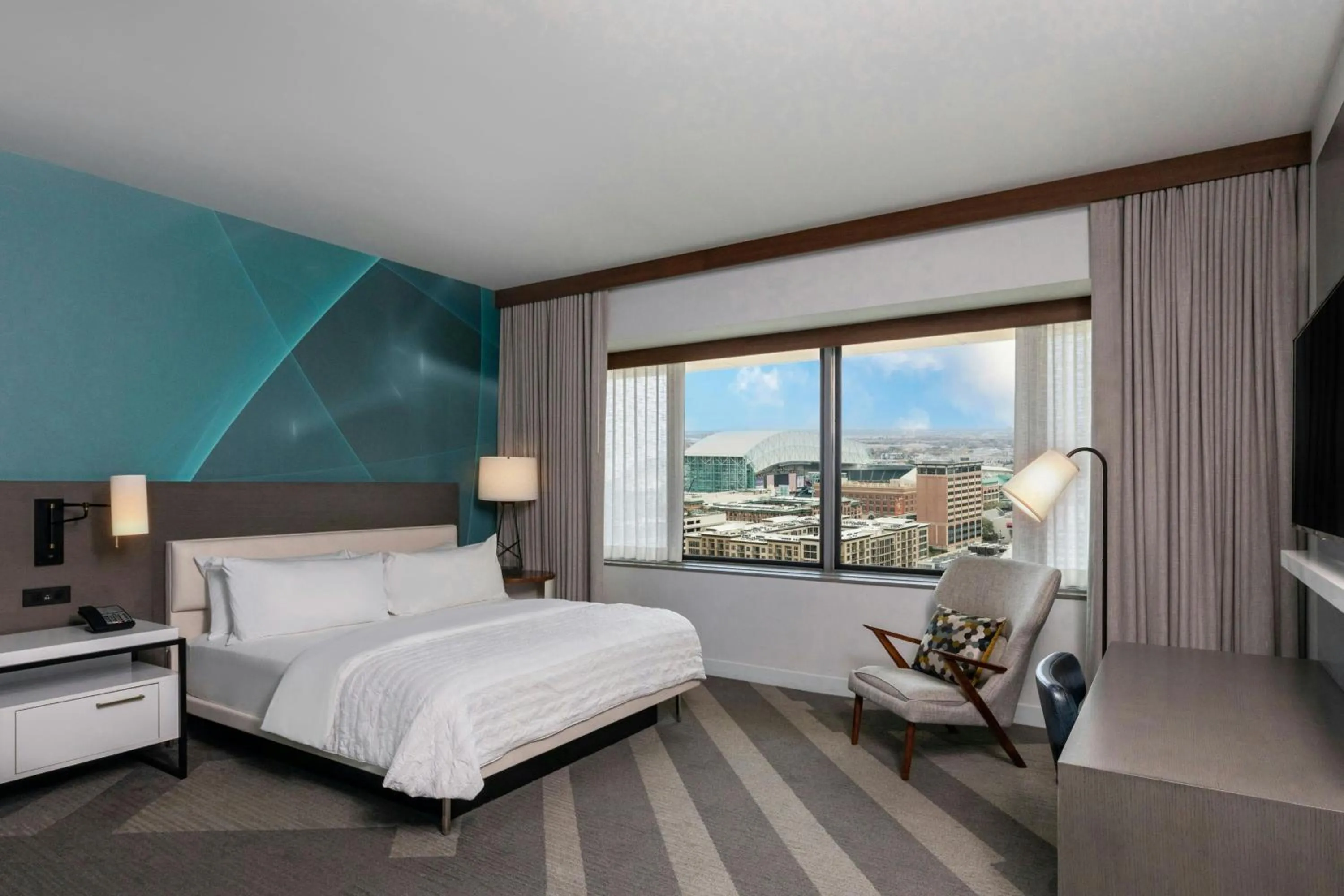 Photo of the whole room, Bed in Le Meridien Houston Downtown