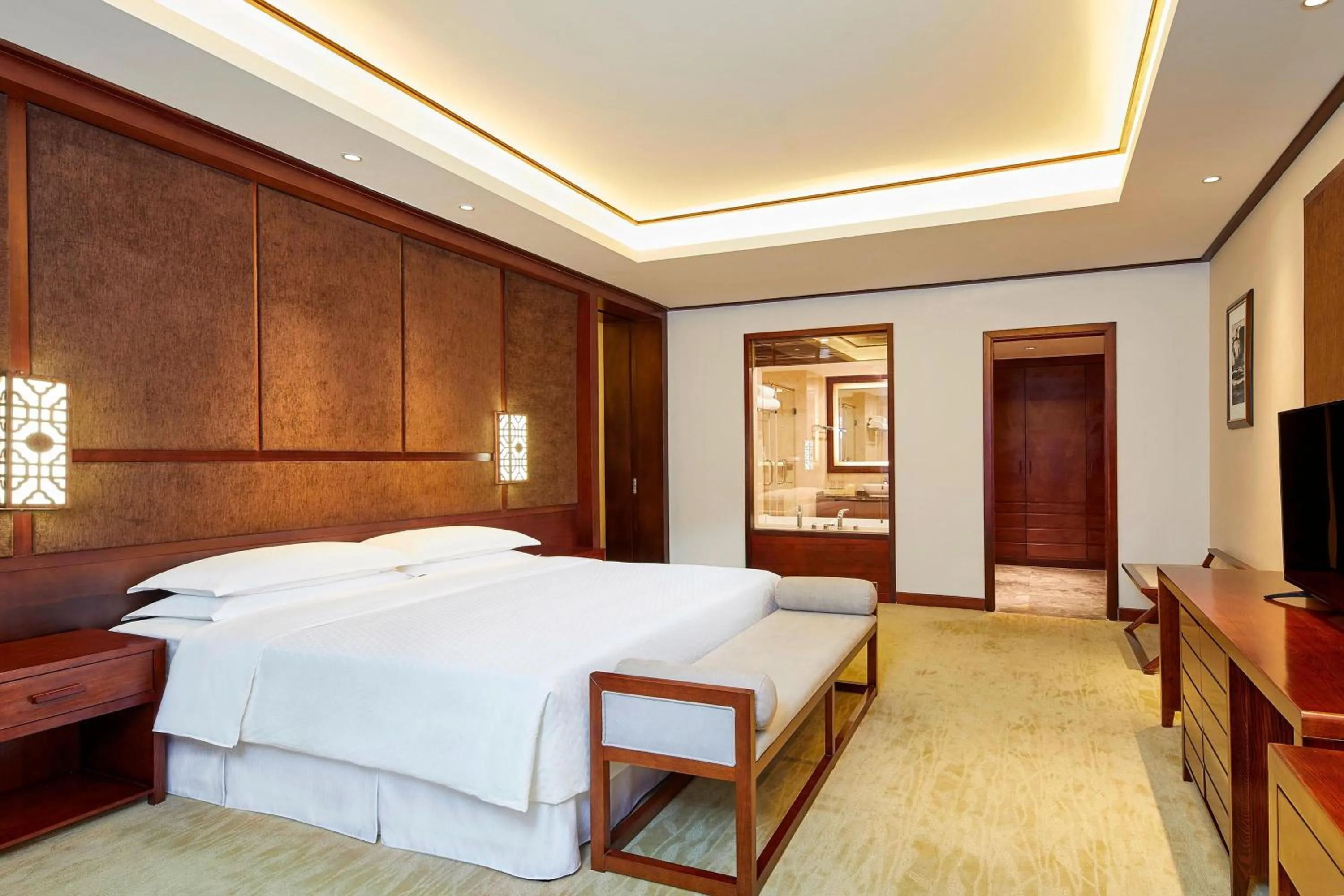 Photo of the whole room, Bed in Four Points by Sheraton Danzhou