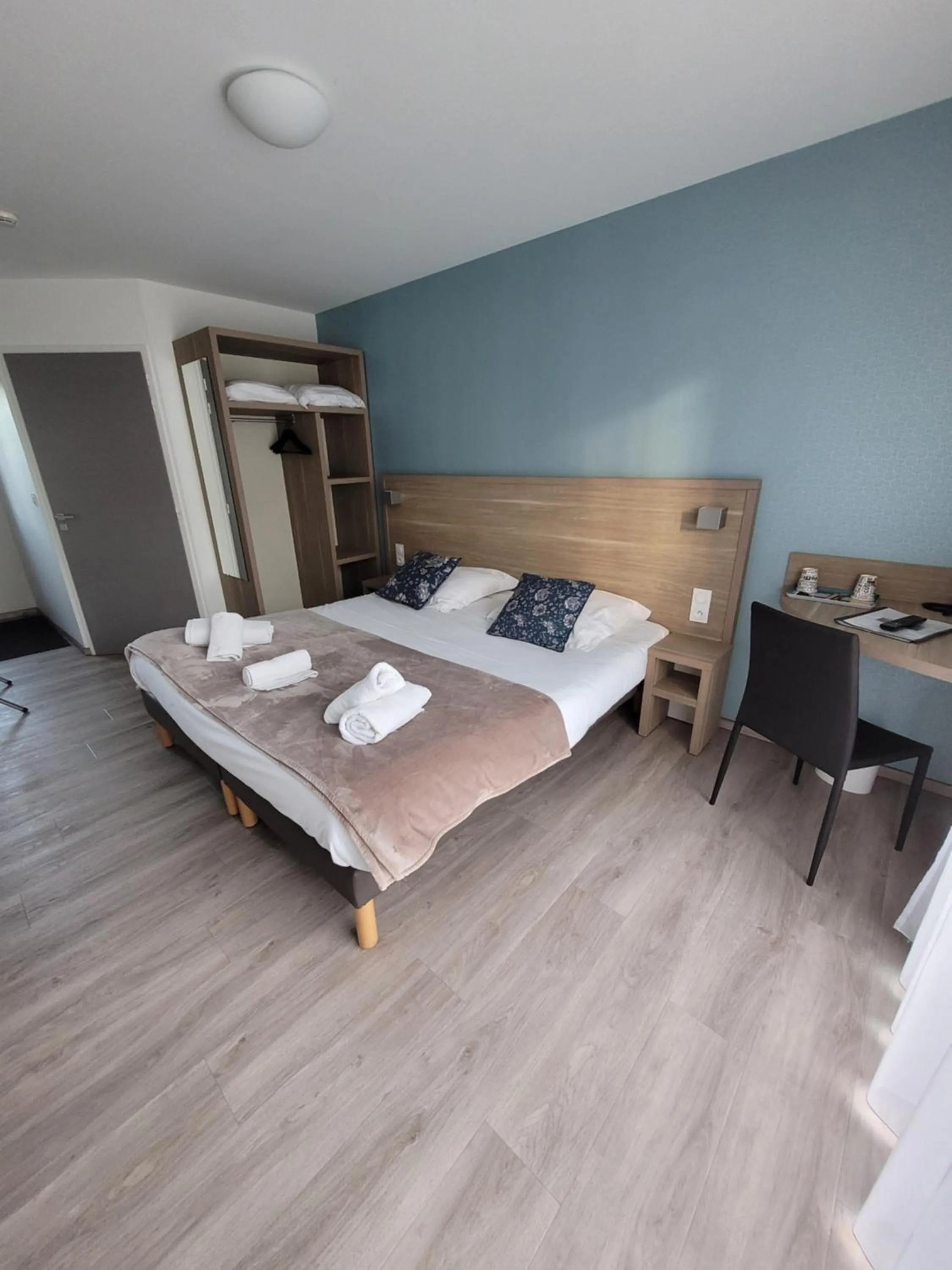 Bed in Hotel Logis Au Moyne de Saire