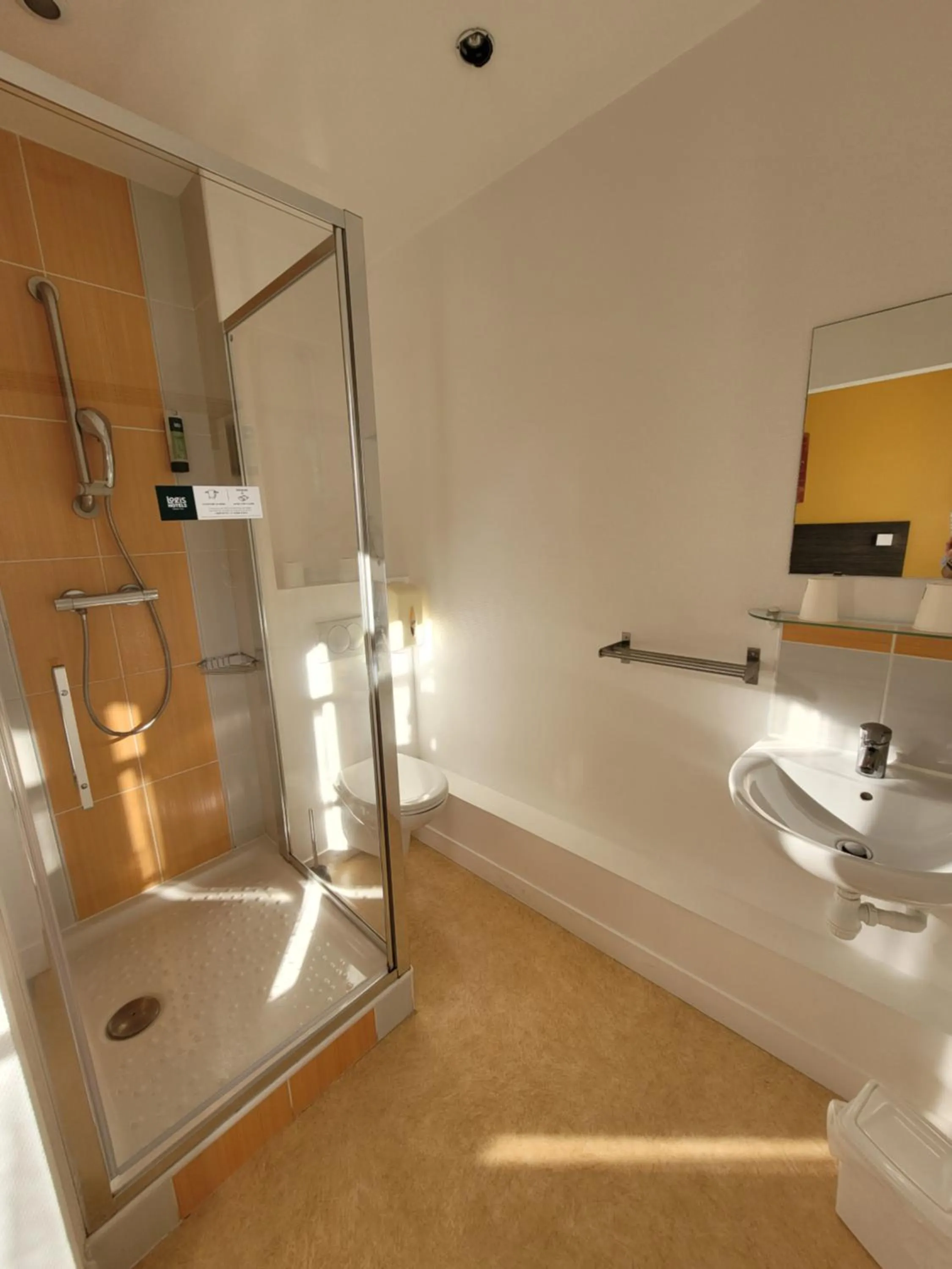 Shower in Hotel Logis Au Moyne de Saire