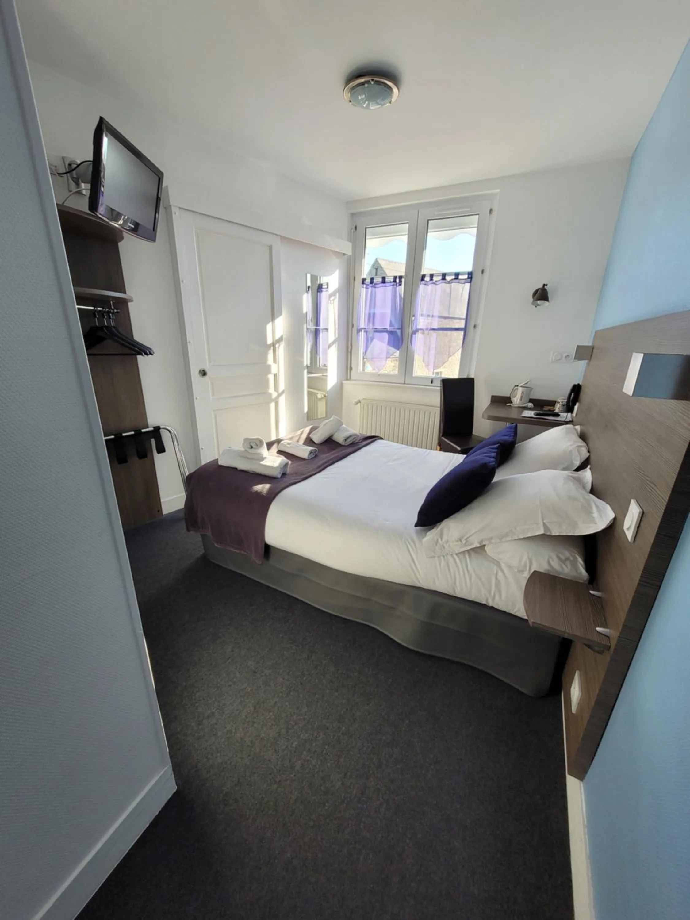 Bed in Hotel Logis Au Moyne de Saire