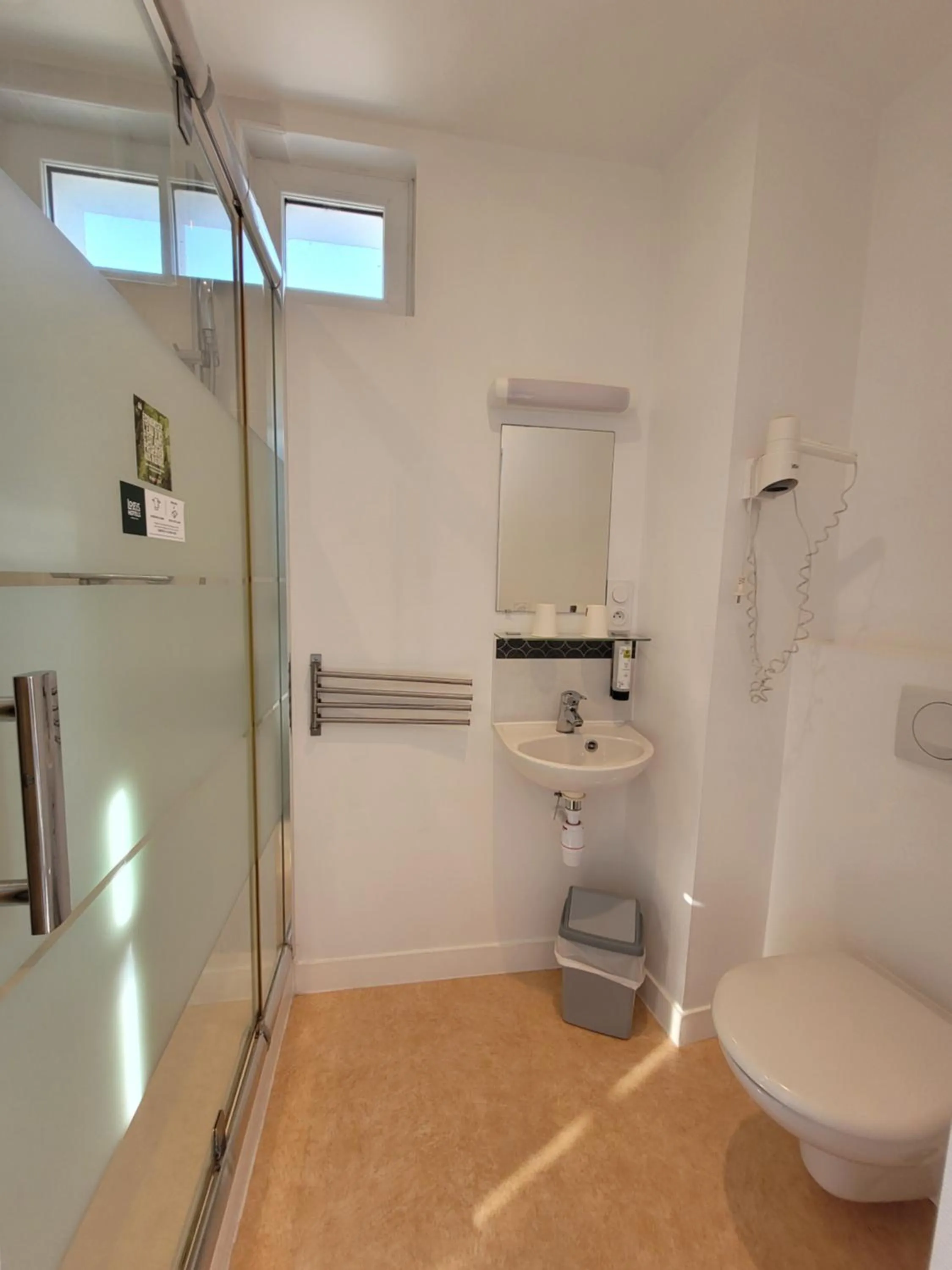 Shower in Hotel Logis Au Moyne de Saire