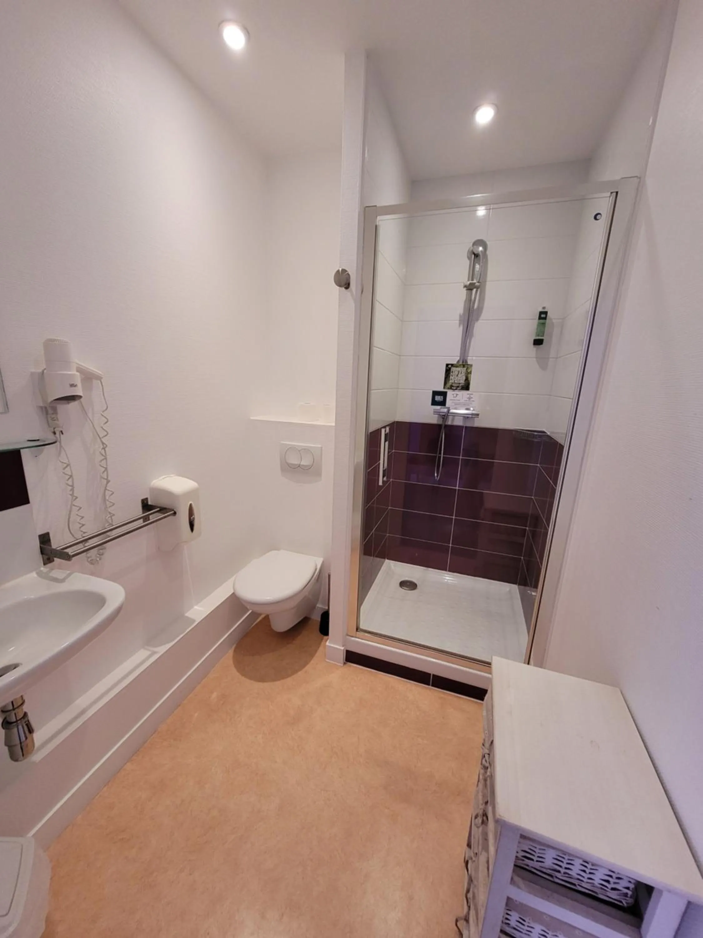 Shower in Hotel Logis Au Moyne de Saire