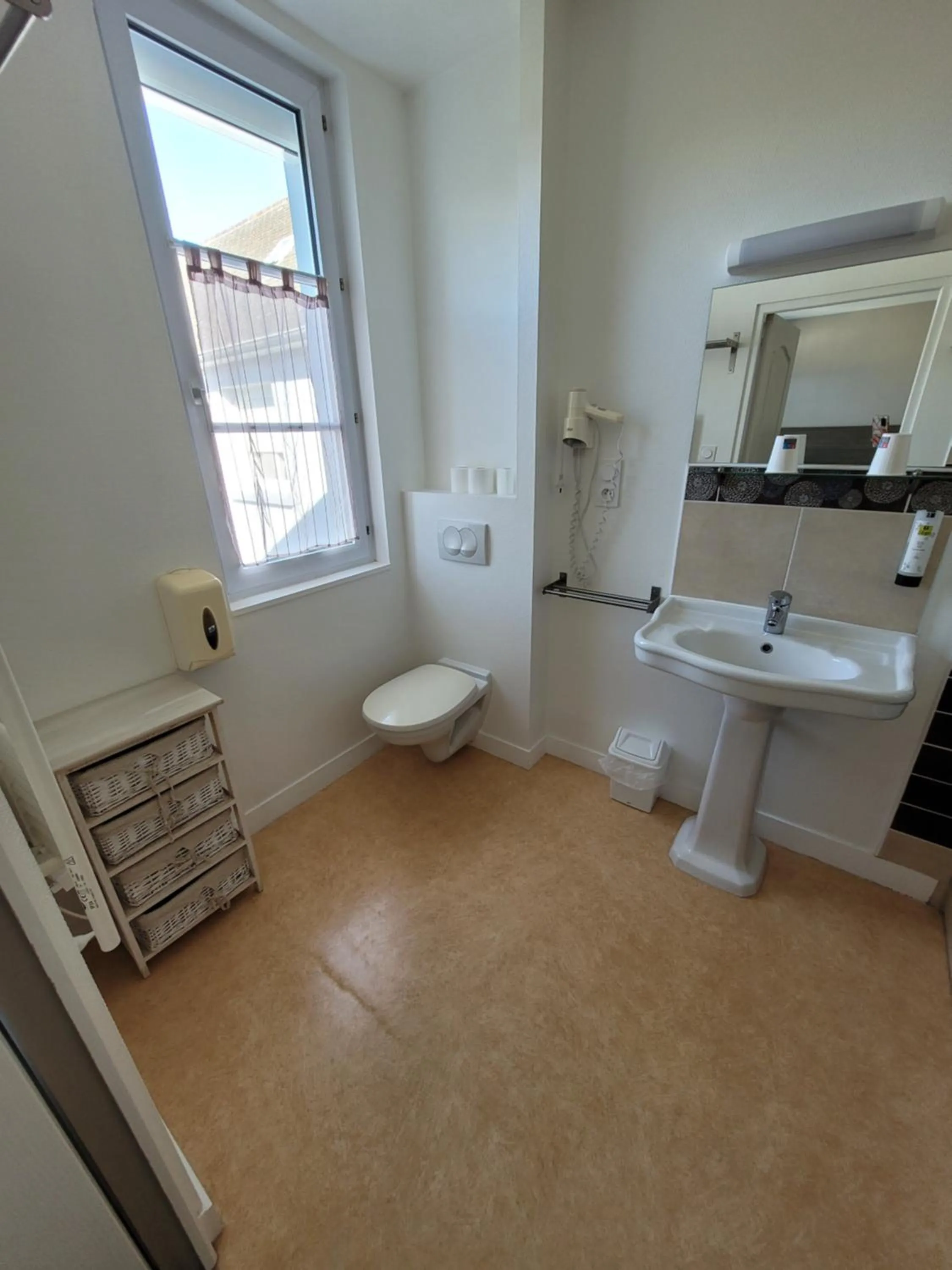 Toilet in Hotel Logis Au Moyne de Saire