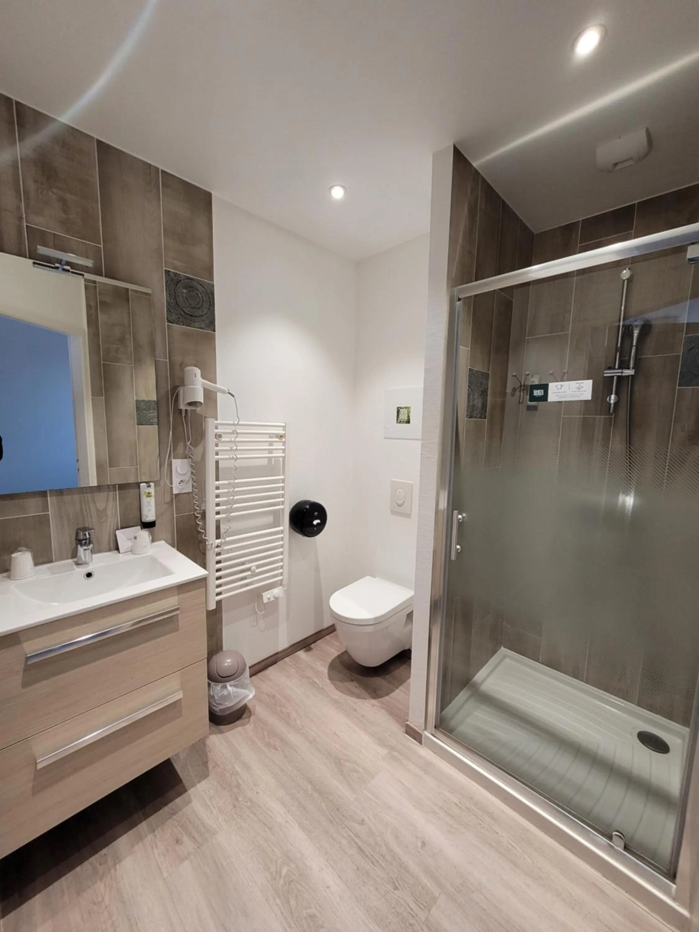 Shower in Hotel Logis Au Moyne de Saire