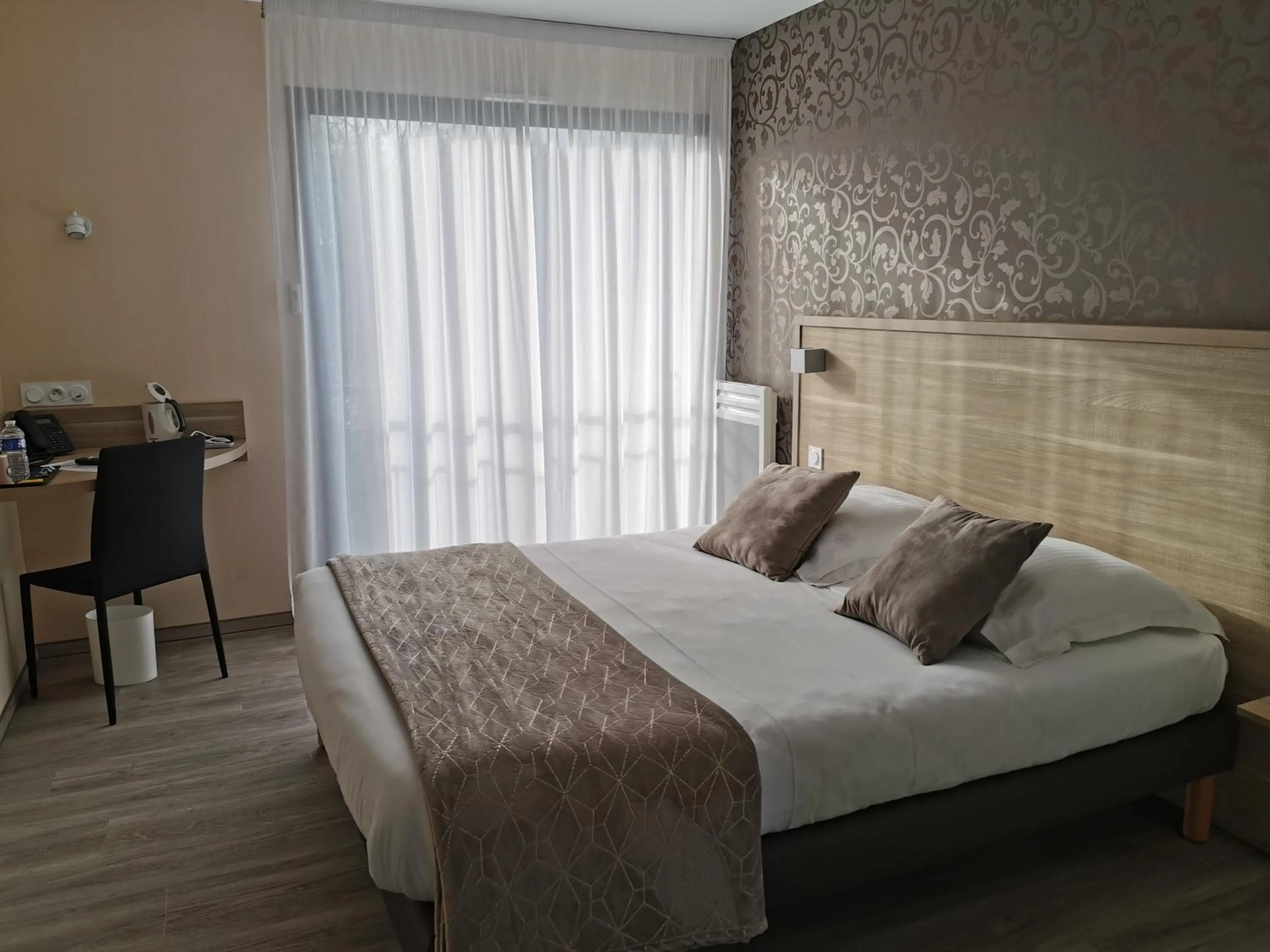 Bed in Hotel Logis Au Moyne de Saire