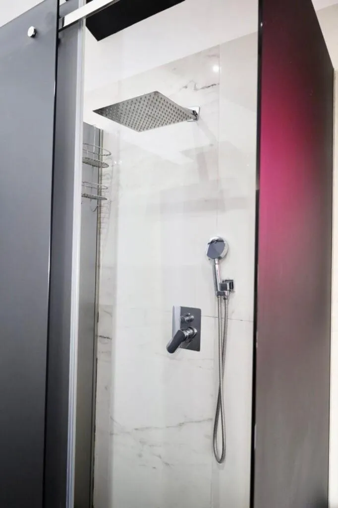 Shower in Covo Degli Angioini