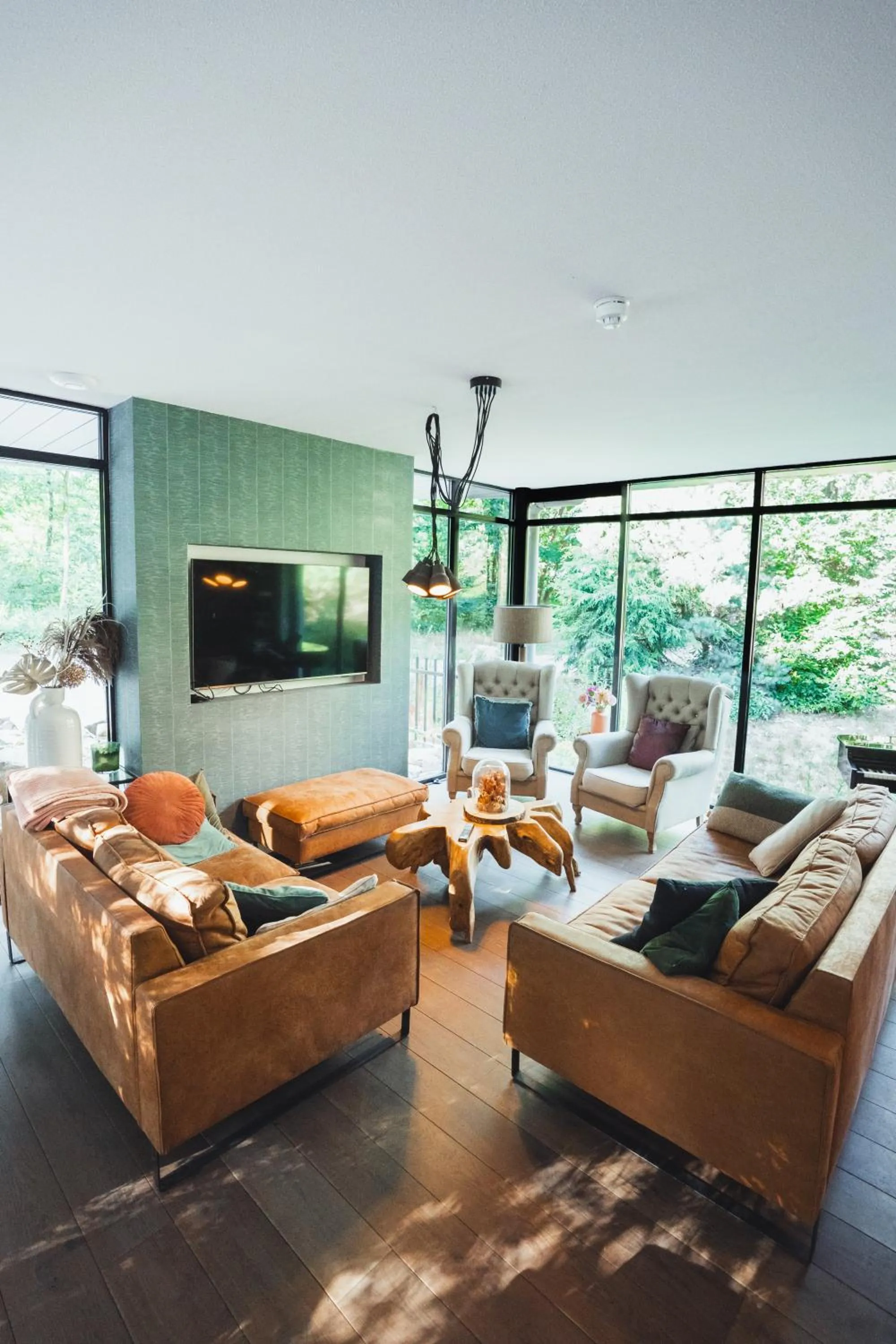 Communal lounge/ TV room in Boutique Hotel Bed&Bos