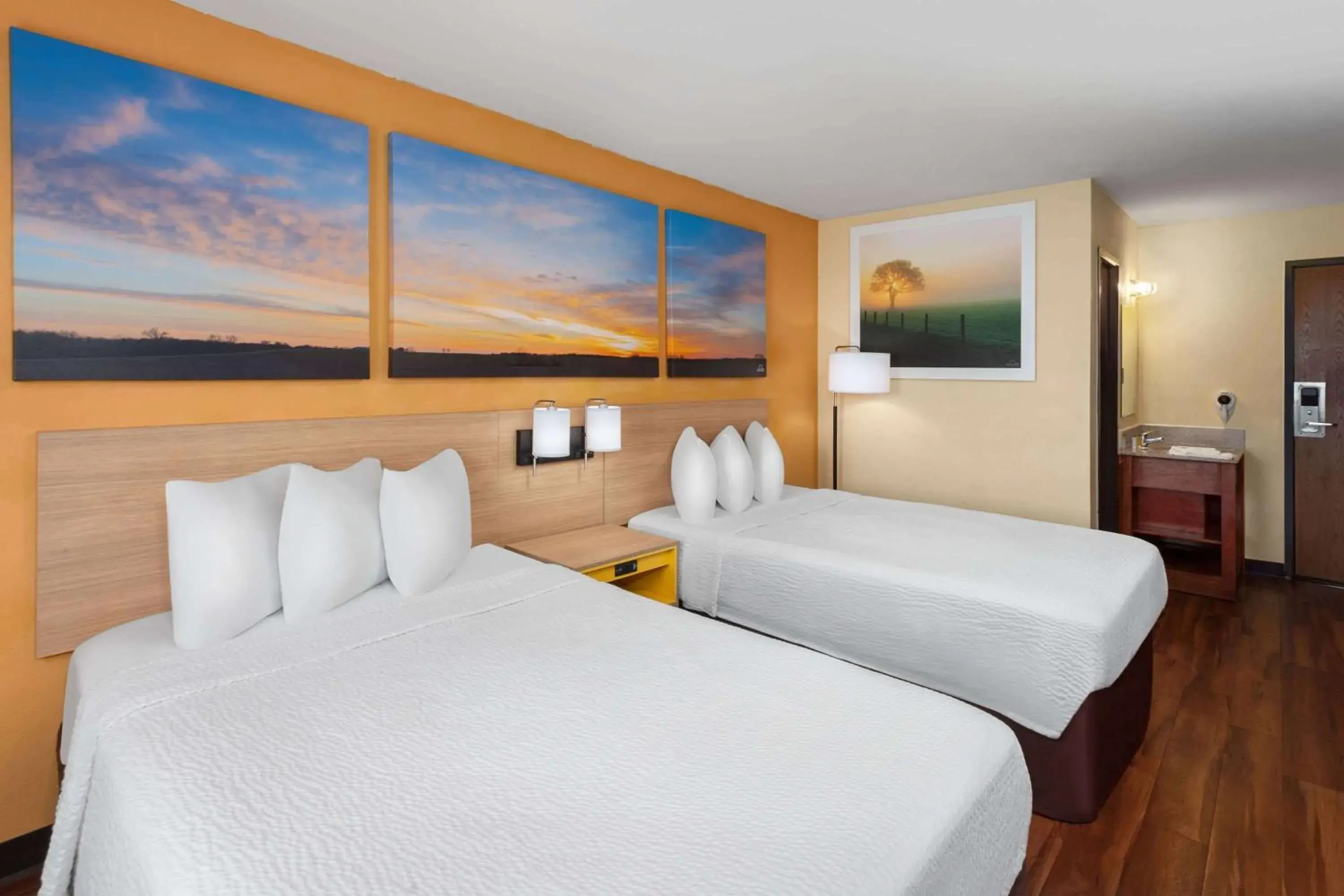 Double Room with Two Double Beds in Days Inn by Wyndham Rockford I-90 Casino District Double Room with Two Double Beds in Days Inn by Wyndham Rockford I-90 Casino District