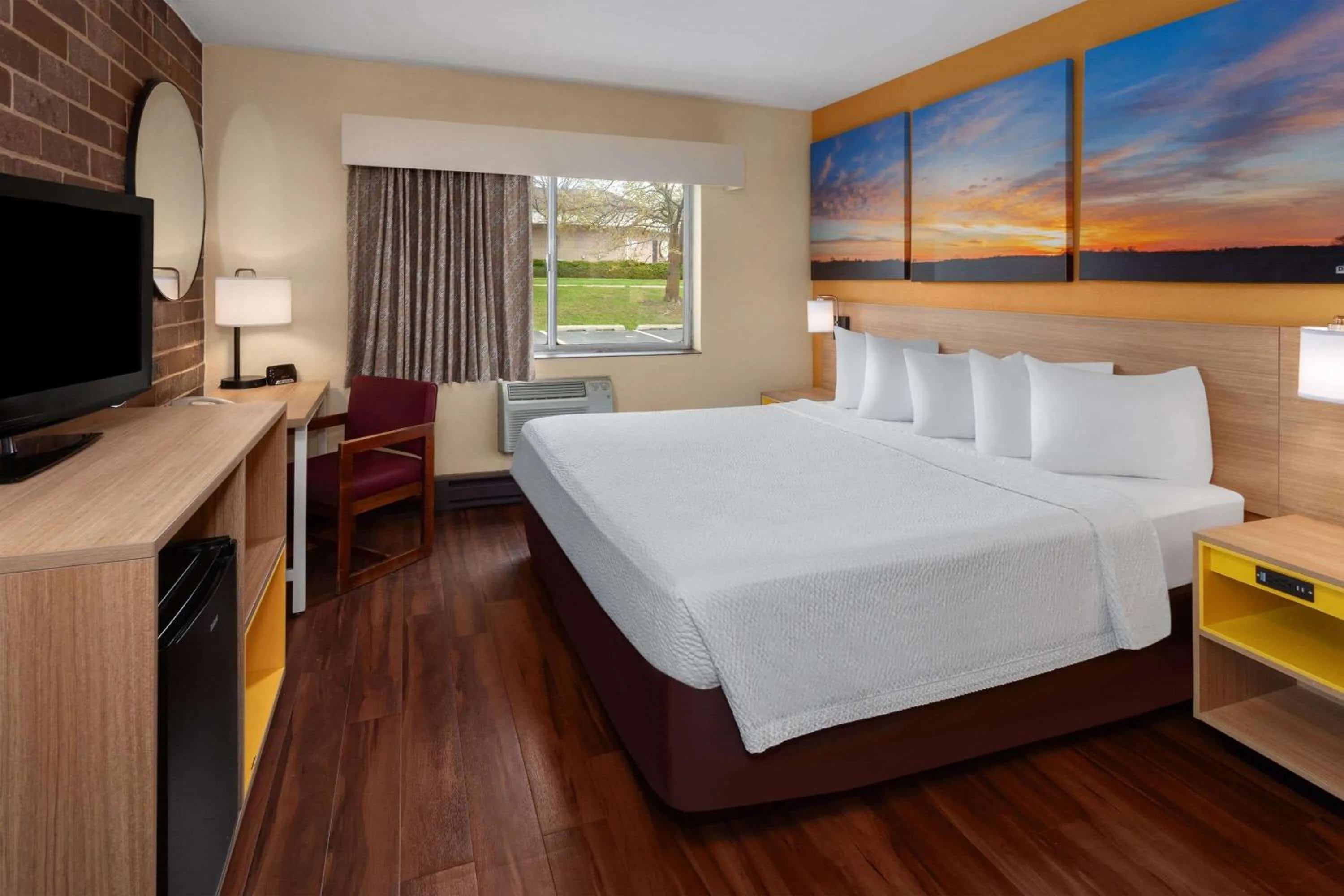 Photo of the whole room, Bed in Days Inn by Wyndham Rockford I-90 Walking Distance to Casino