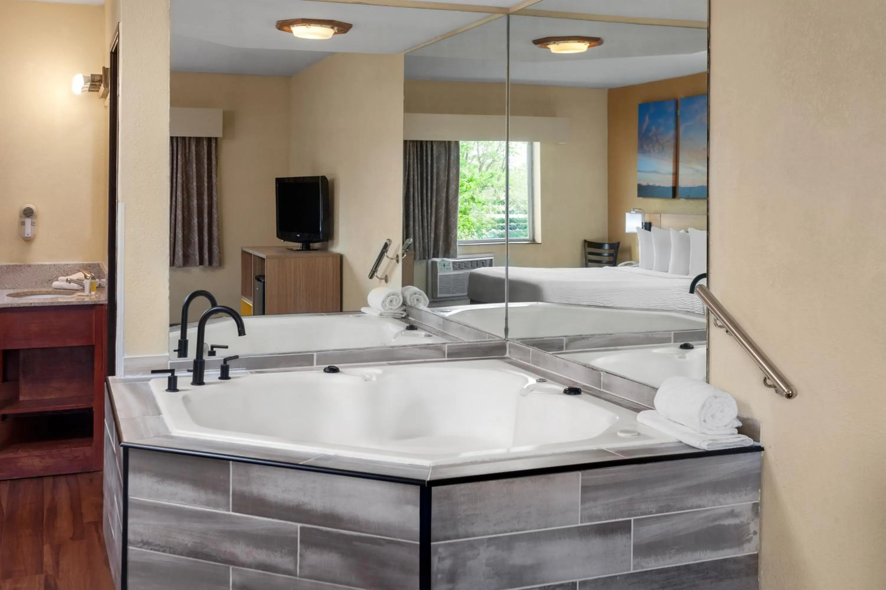 Hot Tub, Bed in Days Inn by Wyndham Rockford I-90 Walking Distance to Casino