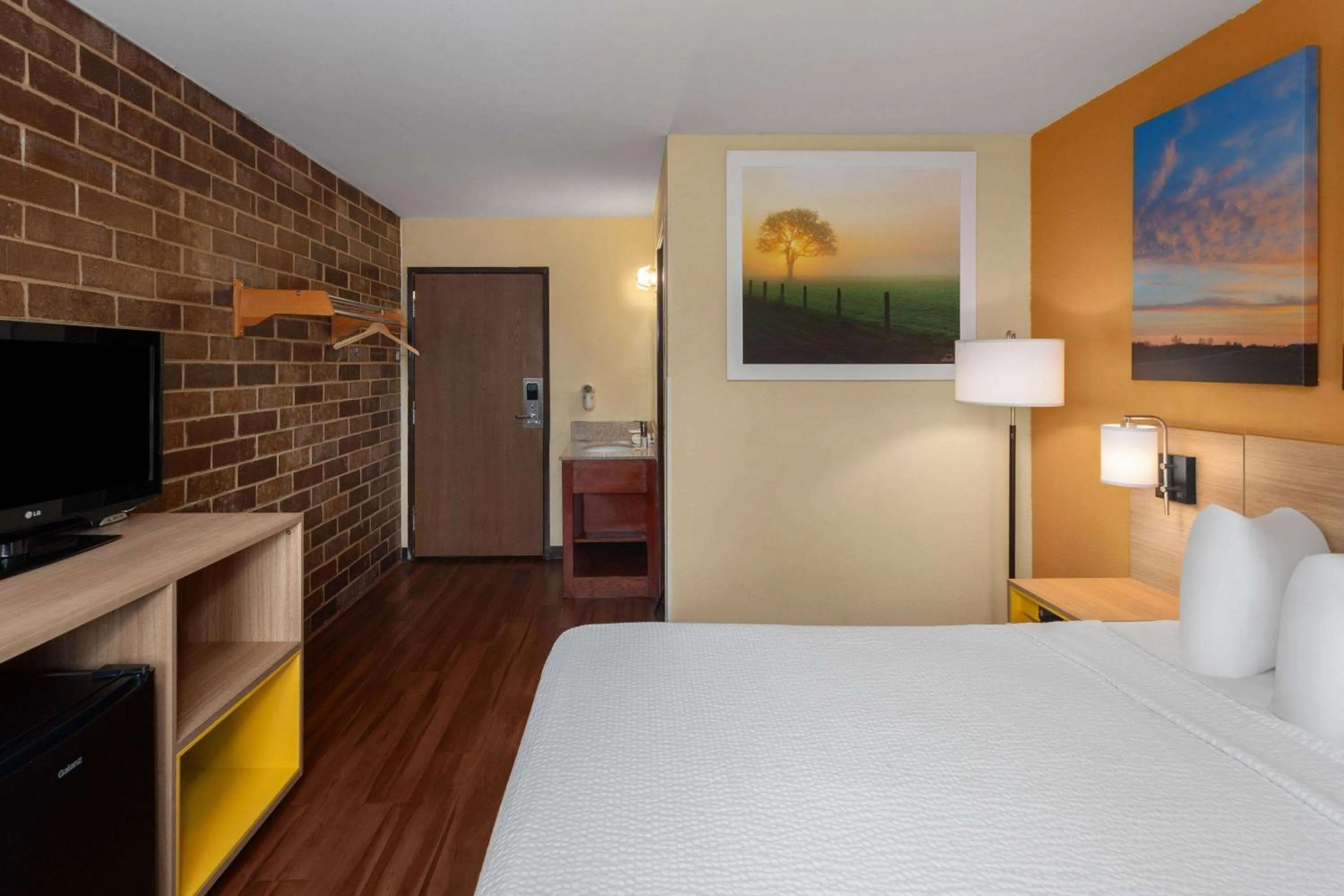 Photo of the whole room, Bed in Days Inn by Wyndham Rockford I-90 Walking Distance to Casino