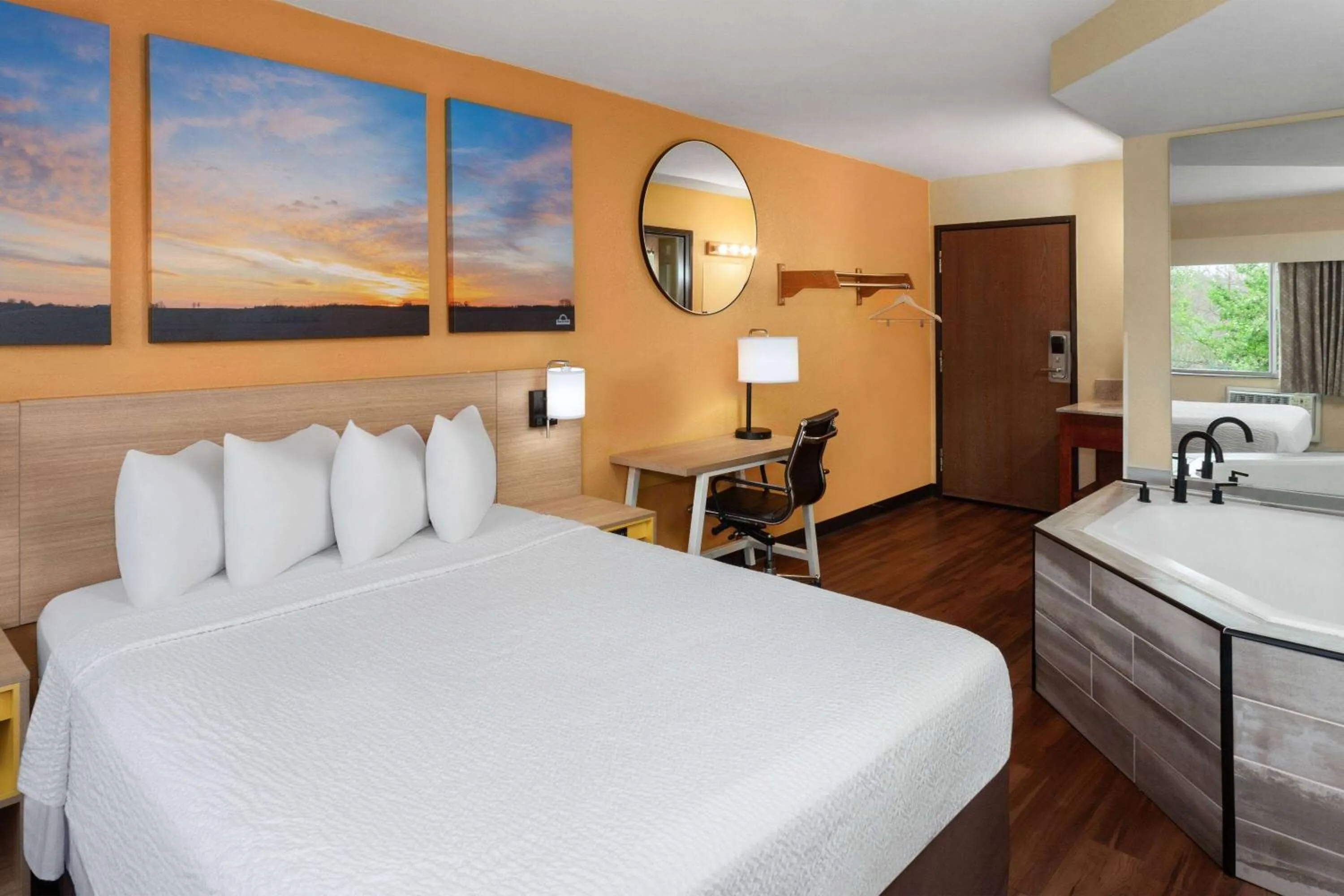 Bath, Bed in Days Inn by Wyndham Rockford I-90 Walking Distance to Casino