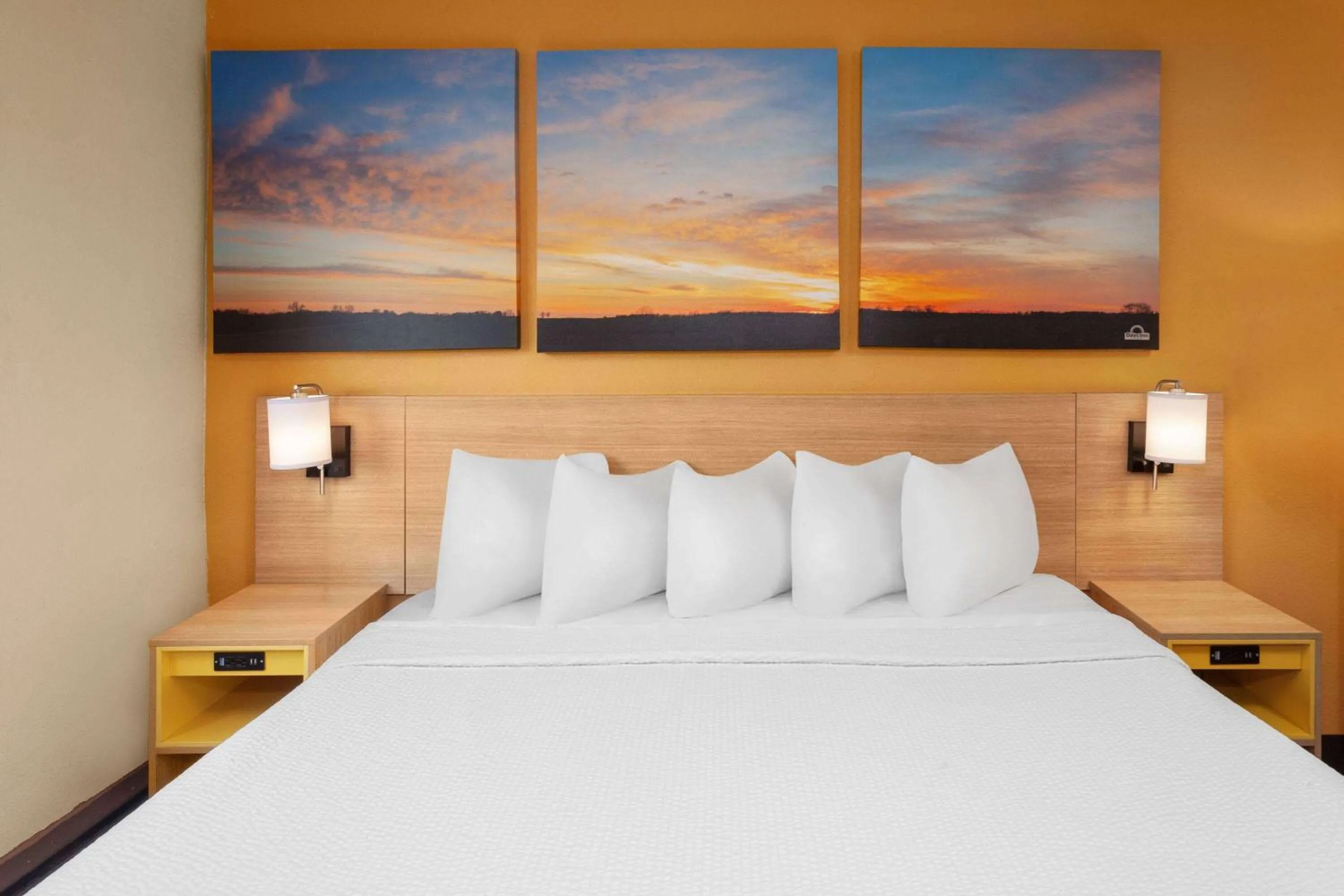 Photo of the whole room, Bed in Days Inn by Wyndham Rockford I-90 Walking Distance to Casino