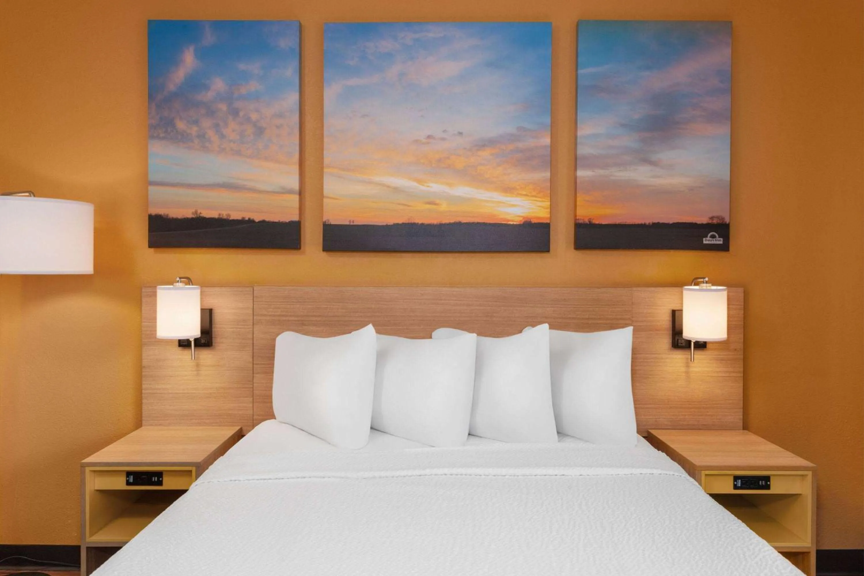 Photo of the whole room, Bed in Days Inn by Wyndham Rockford I-90 Walking Distance to Casino