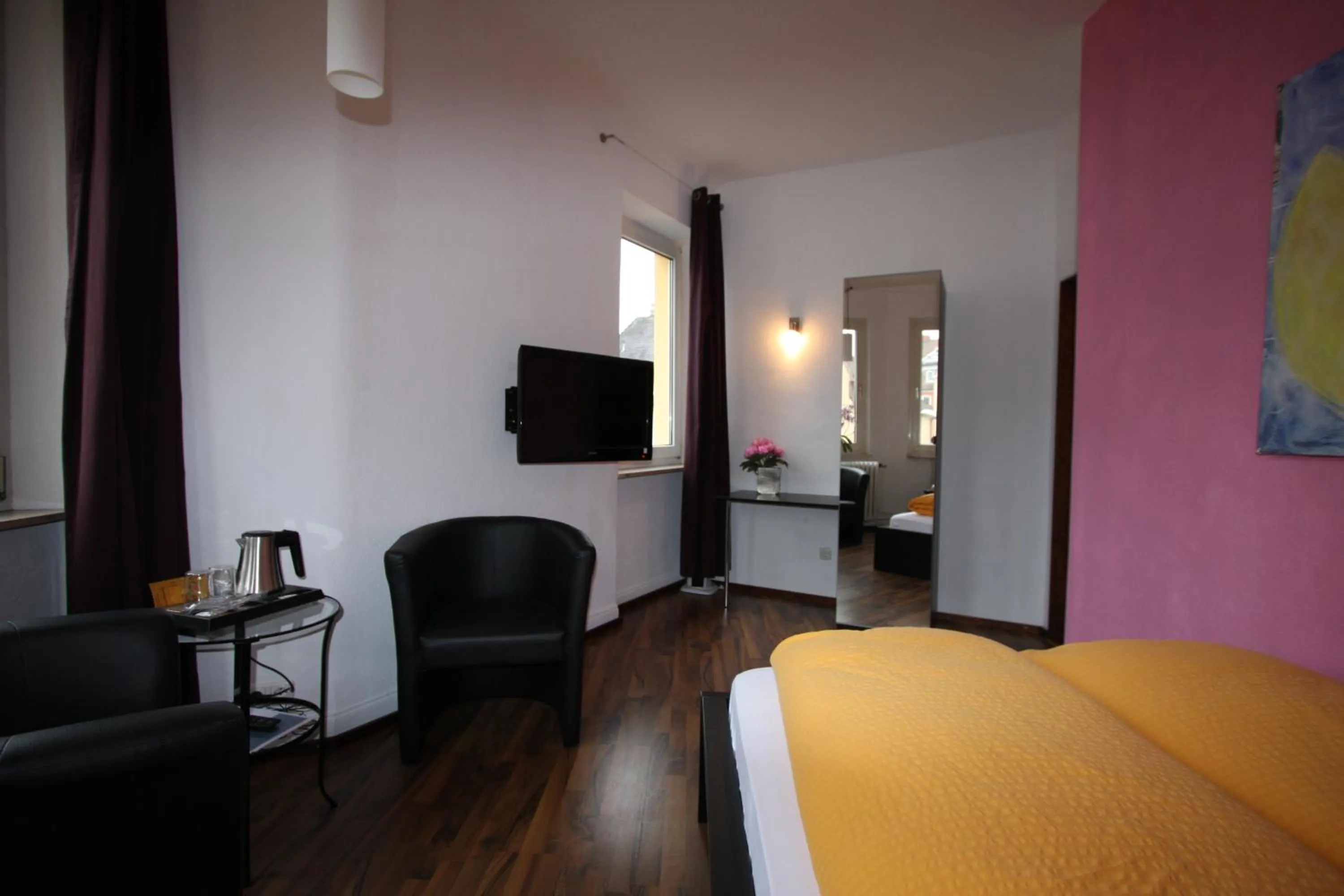 Photo of the whole room, Bed in Stadthotel Kleiner Berg