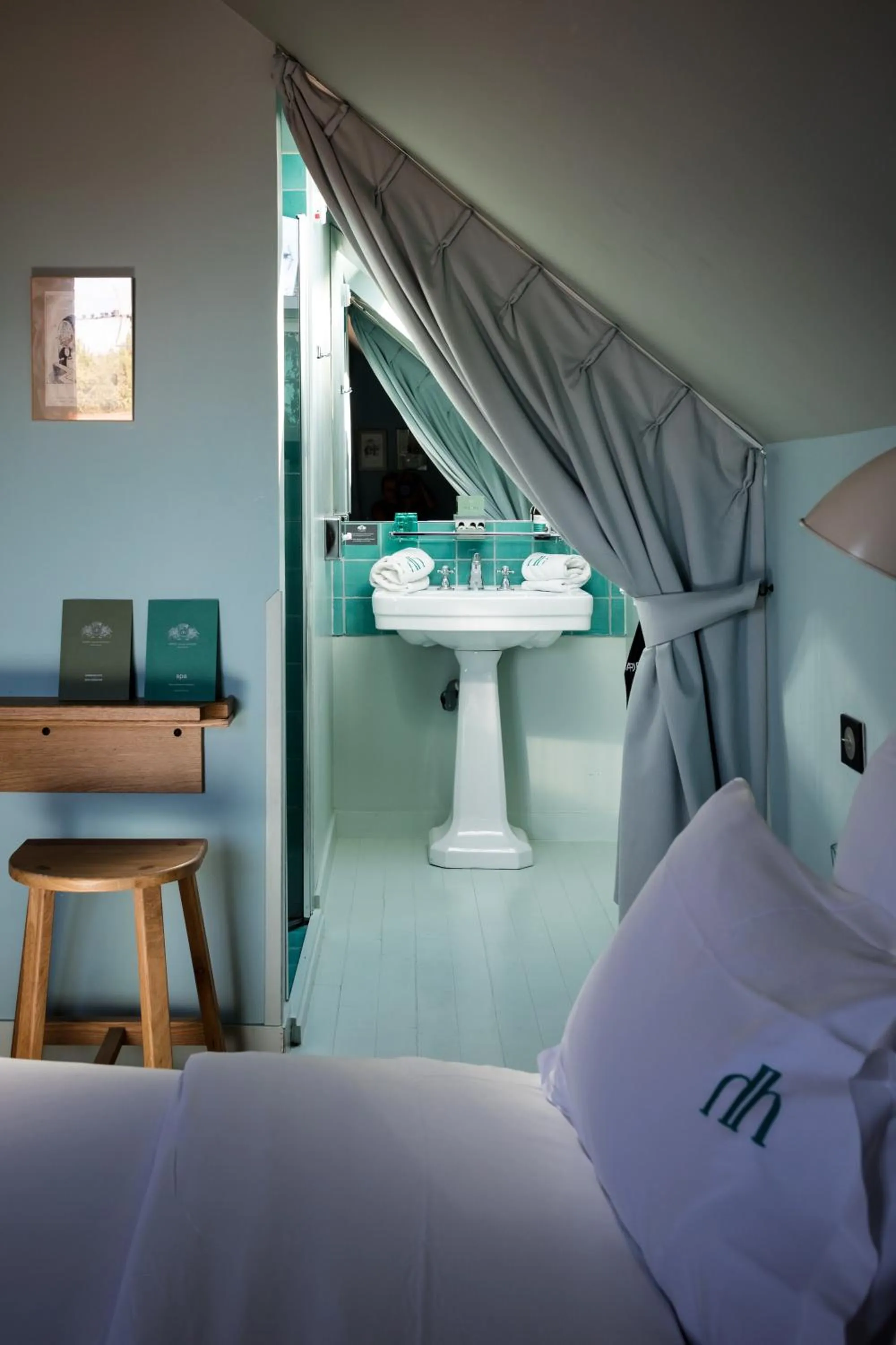 Bathroom, Bed in Hôtel Ville d'Hiver